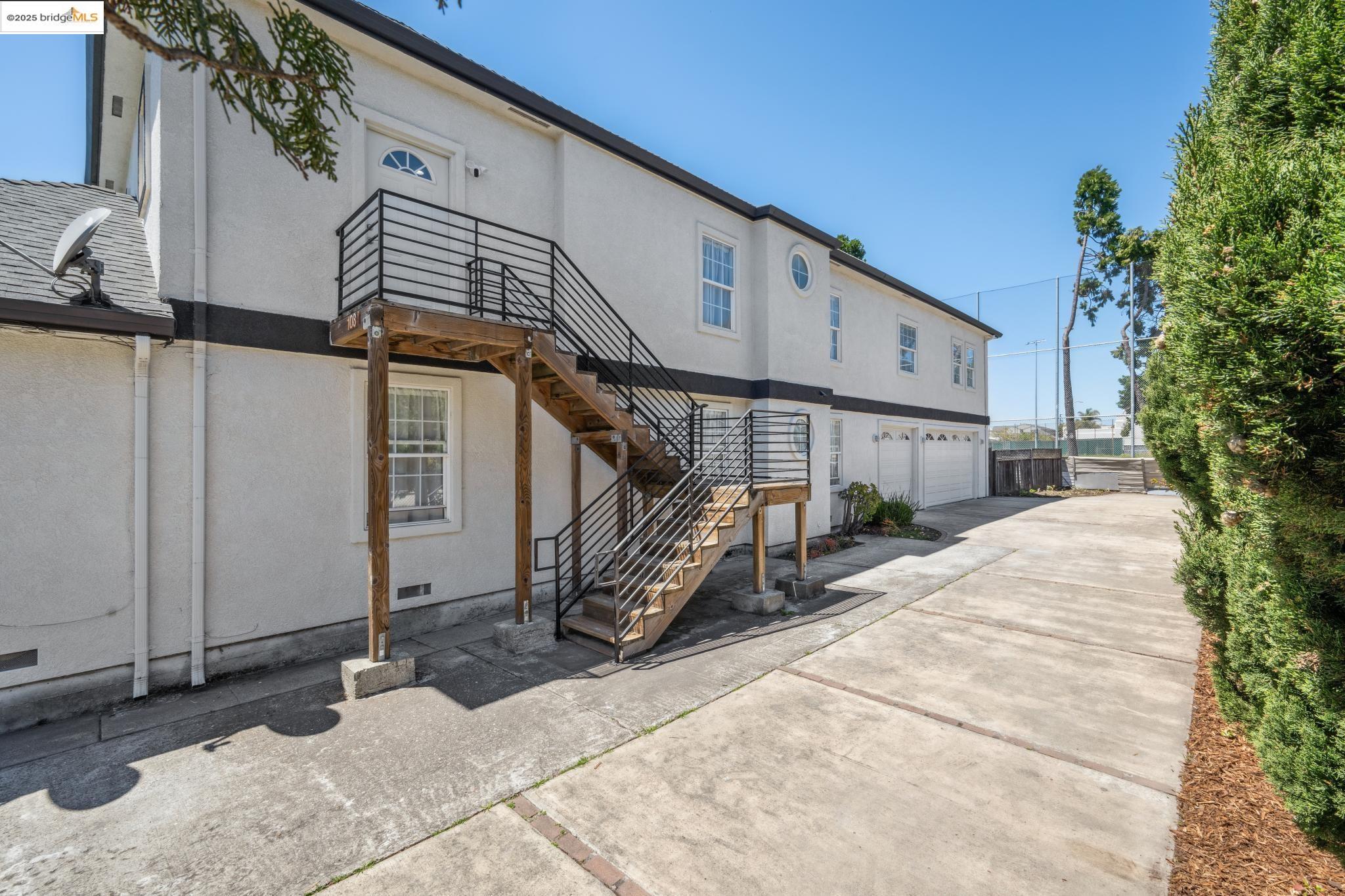 Detail Gallery Image 4 of 41 For 1086 61st St, Oakland,  CA 94608 - – Beds | – Baths