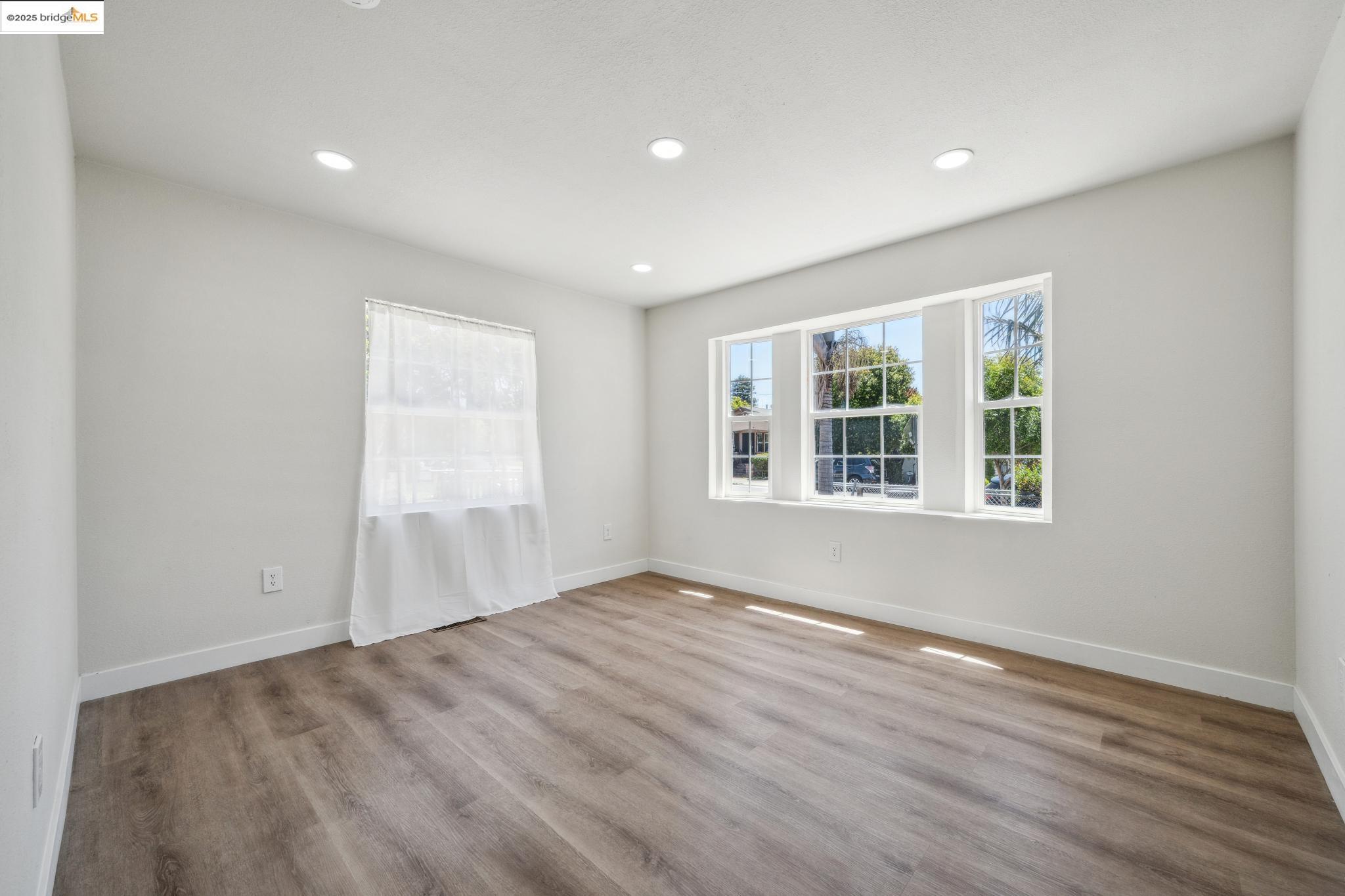 Detail Gallery Image 32 of 41 For 1086 61st St, Oakland,  CA 94608 - – Beds | – Baths