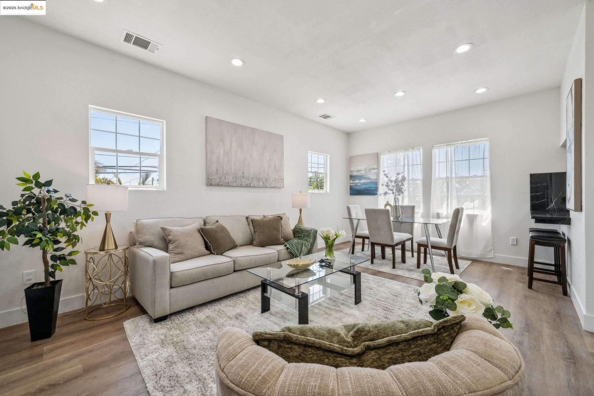 Detail Gallery Image 6 of 41 For 1086 61st St, Oakland,  CA 94608 - – Beds | – Baths