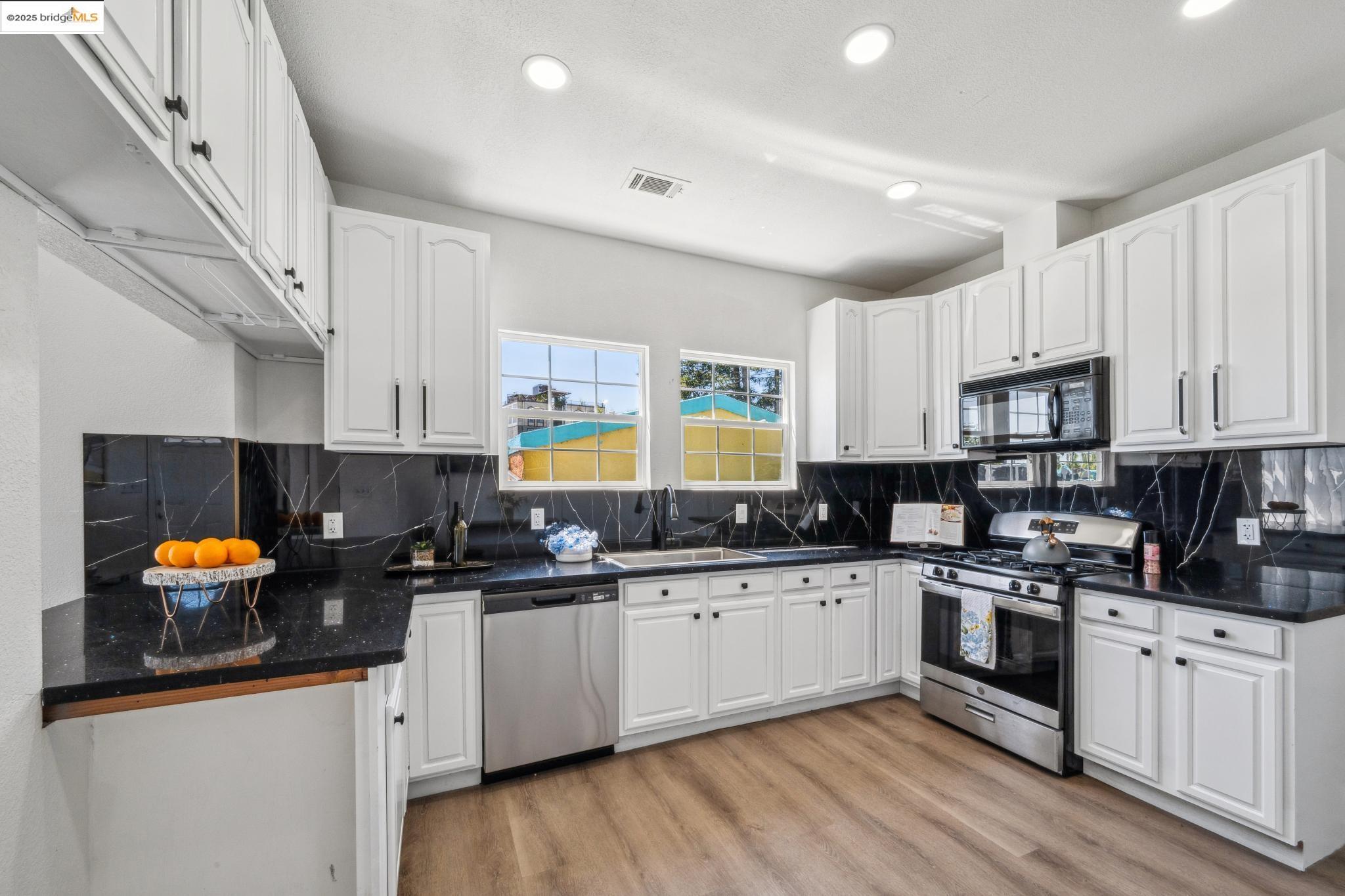 Detail Gallery Image 9 of 41 For 1086 61st St, Oakland,  CA 94608 - – Beds | – Baths