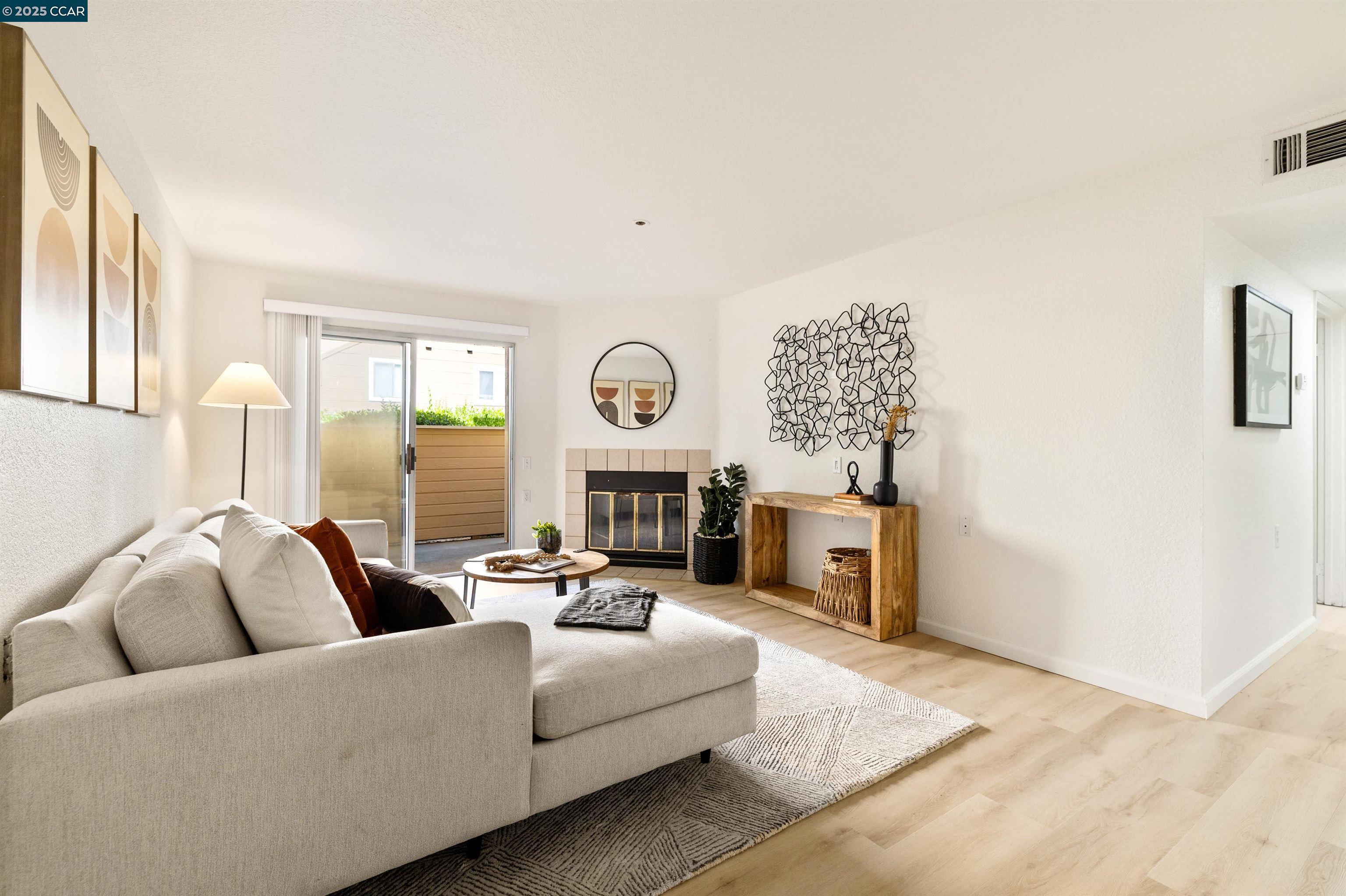 Detail Gallery Image 3 of 42 For 1019 Dornajo Way #110,  Sacramento,  CA 95825 - 2 Beds | 2 Baths