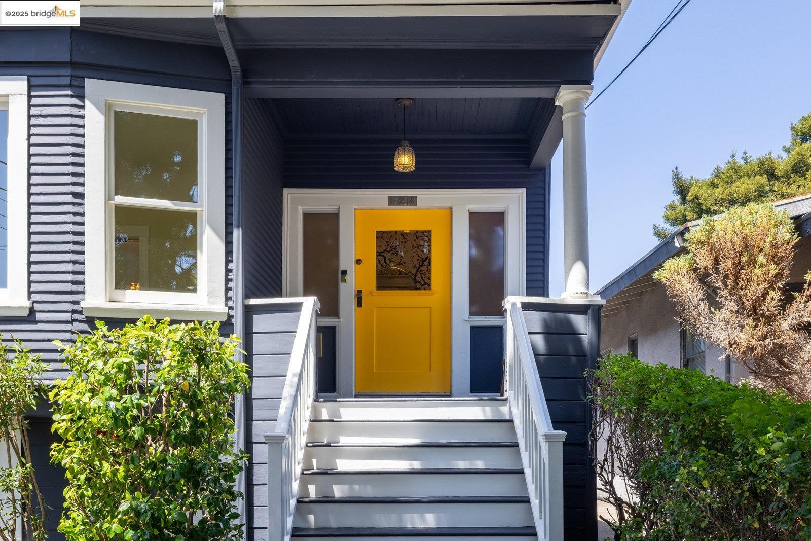 Detail Gallery Image 8 of 42 For 824 Arlington Avenue, Oakland,  CA 94608 - 2 Beds | 1 Baths