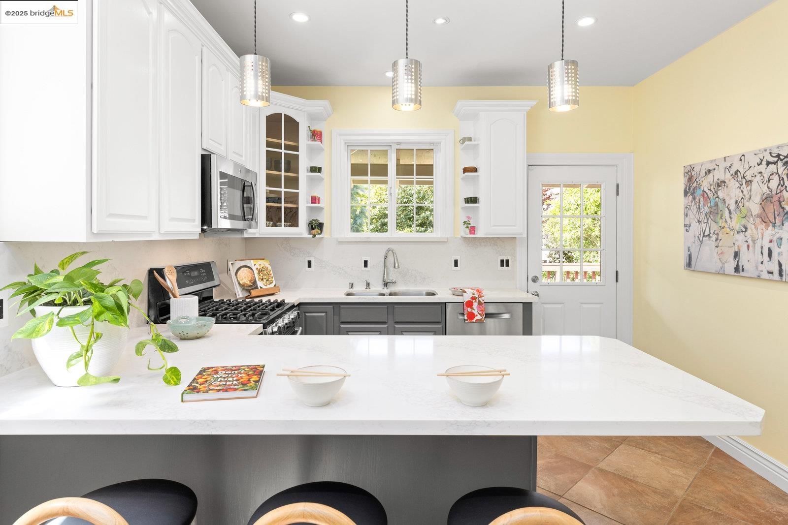 Detail Gallery Image 16 of 42 For 824 Arlington Avenue, Oakland,  CA 94608 - 2 Beds | 1 Baths