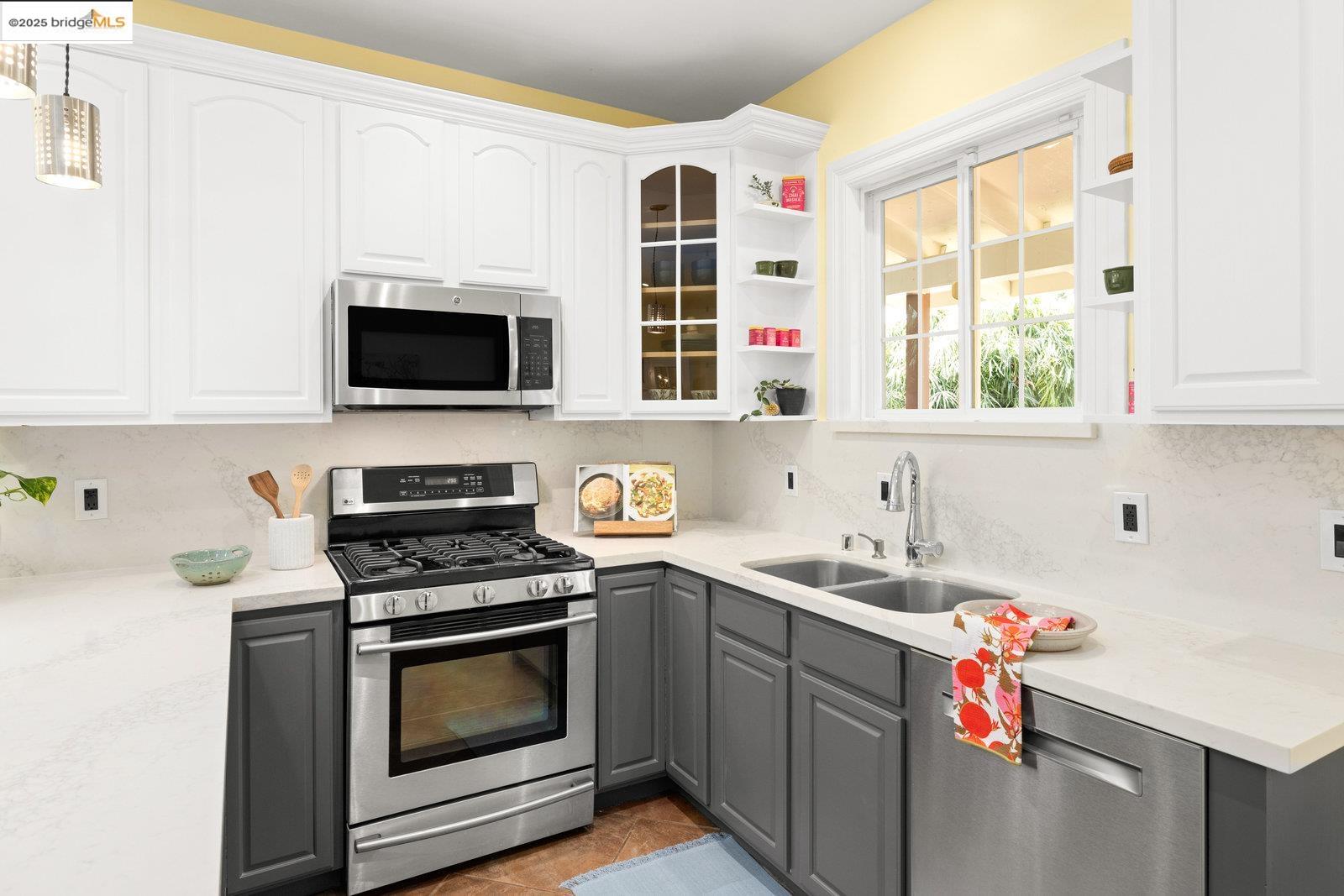 Detail Gallery Image 17 of 42 For 824 Arlington Avenue, Oakland,  CA 94608 - 2 Beds | 1 Baths
