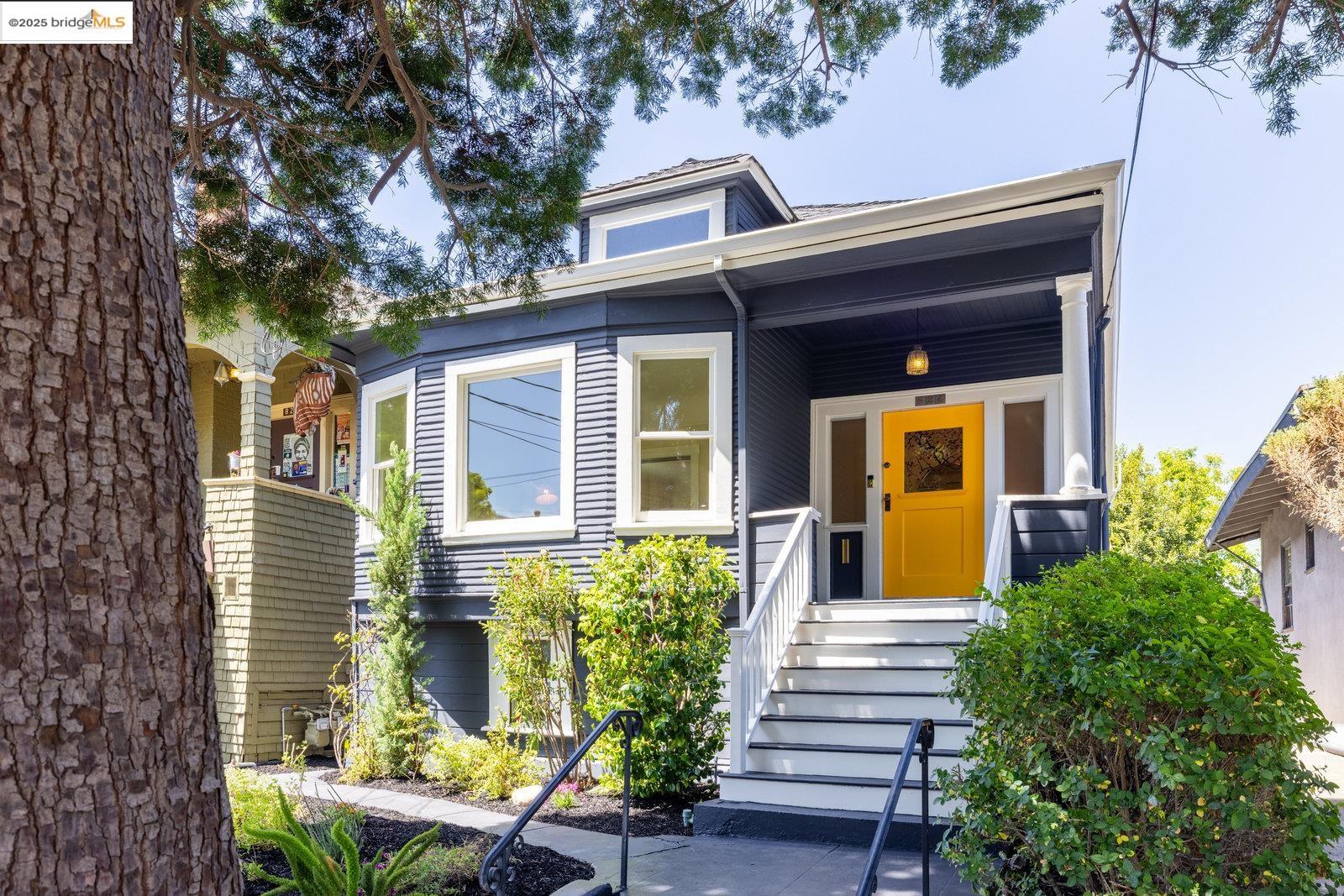 Detail Gallery Image 2 of 42 For 824 Arlington Avenue, Oakland,  CA 94608 - 2 Beds | 1 Baths