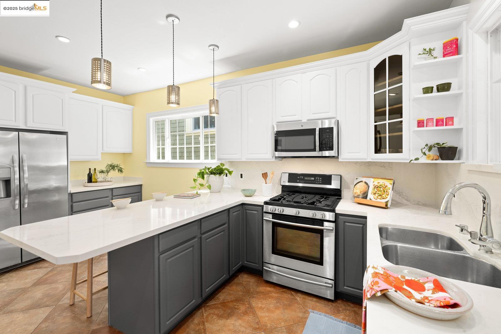 Detail Gallery Image 18 of 42 For 824 Arlington Avenue, Oakland,  CA 94608 - 2 Beds | 1 Baths