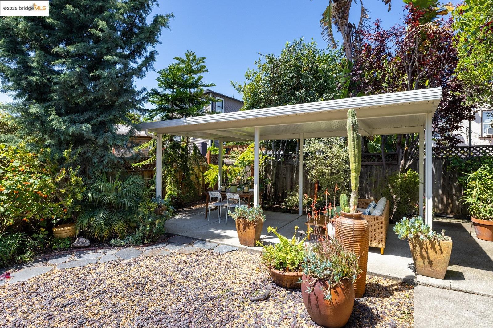 Detail Gallery Image 32 of 42 For 824 Arlington Avenue, Oakland,  CA 94608 - 2 Beds | 1 Baths