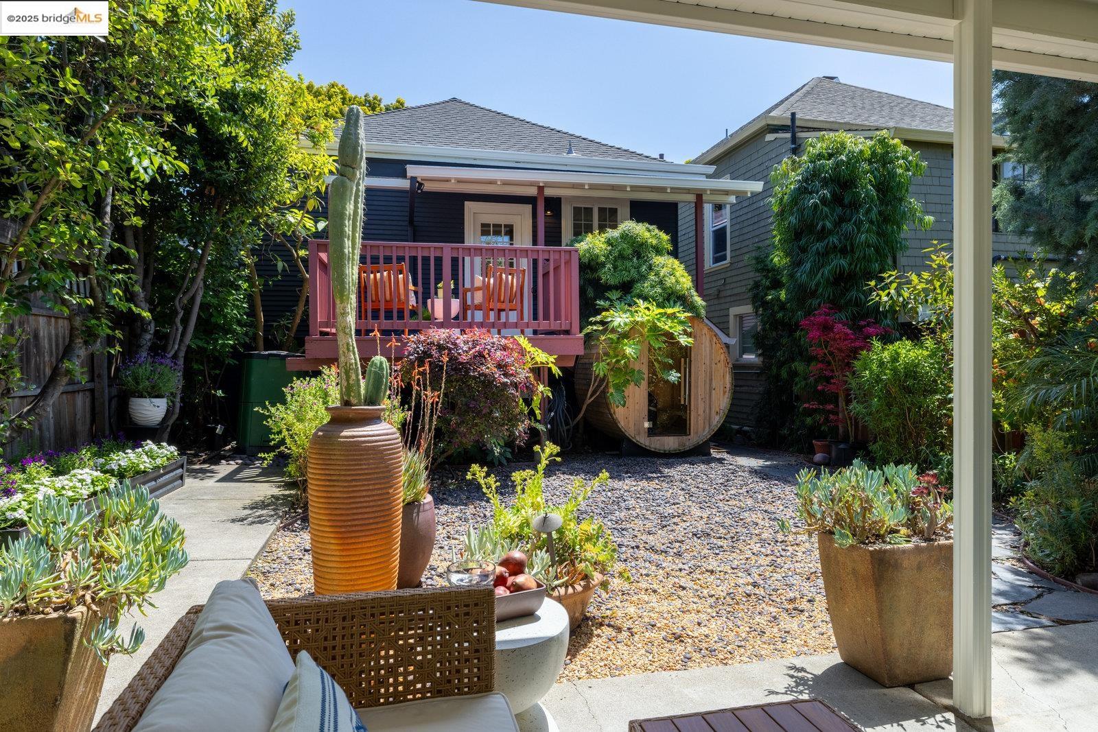 Detail Gallery Image 36 of 42 For 824 Arlington Avenue, Oakland,  CA 94608 - 2 Beds | 1 Baths
