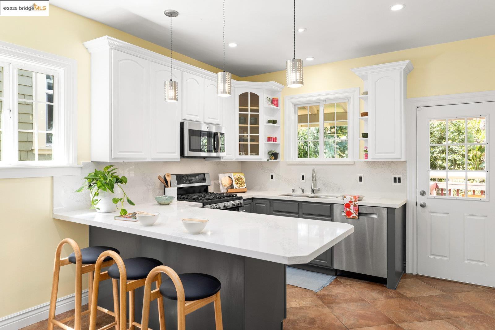 Detail Gallery Image 4 of 42 For 824 Arlington Avenue, Oakland,  CA 94608 - 2 Beds | 1 Baths
