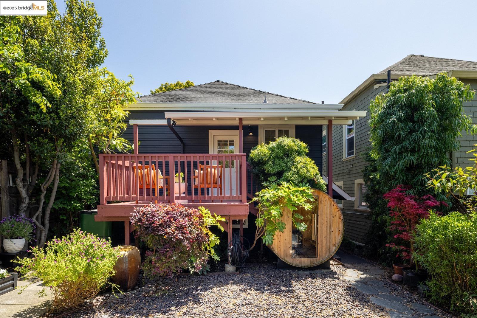 Detail Gallery Image 5 of 42 For 824 Arlington Avenue, Oakland,  CA 94608 - 2 Beds | 1 Baths