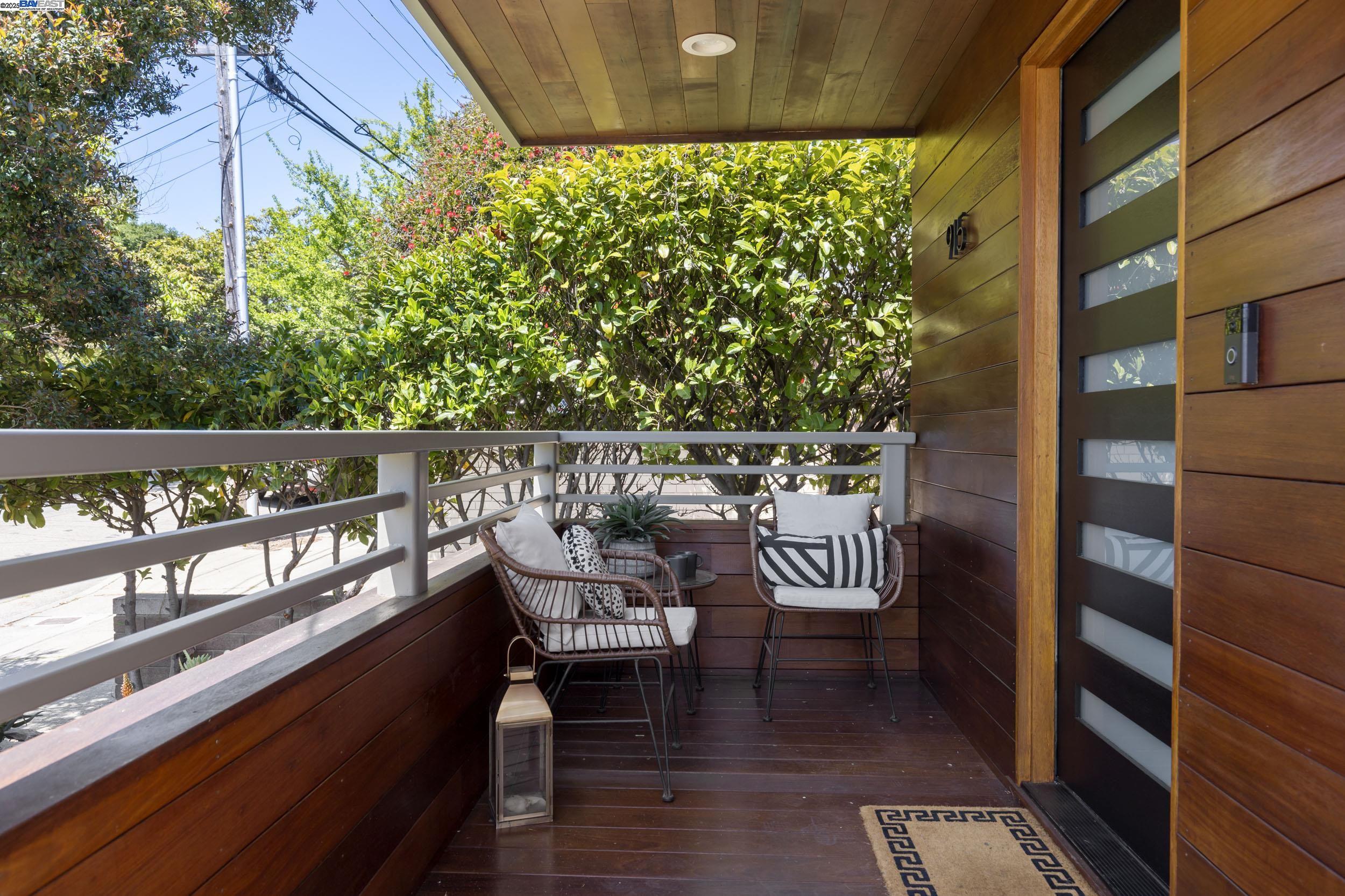 Detail Gallery Image 2 of 42 For 915 Curtis St, Albany,  CA 94706 - 3 Beds | 2 Baths
