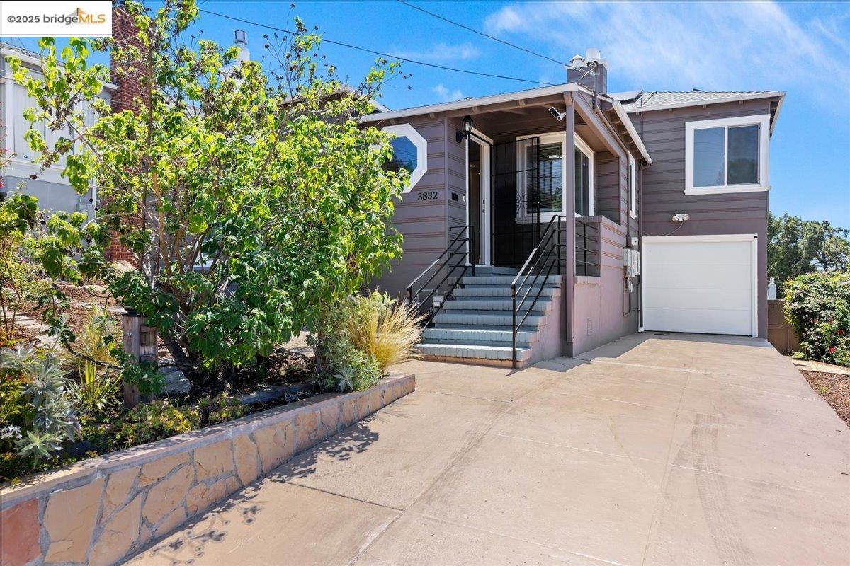 Detail Gallery Image 1 of 1 For 3332 82nd Ave, Oakland,  CA 94605 - 4 Beds | 1/1 Baths