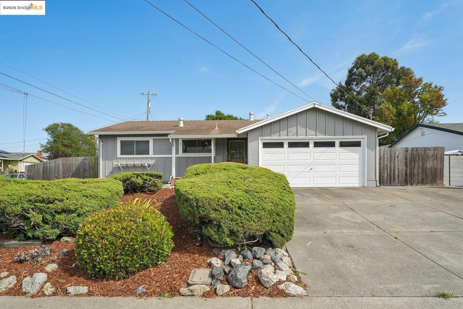Detail Gallery Image 1 of 24 For 2092 Cypress Ave, San Pablo,  CA 94806 - 4 Beds | 2 Baths