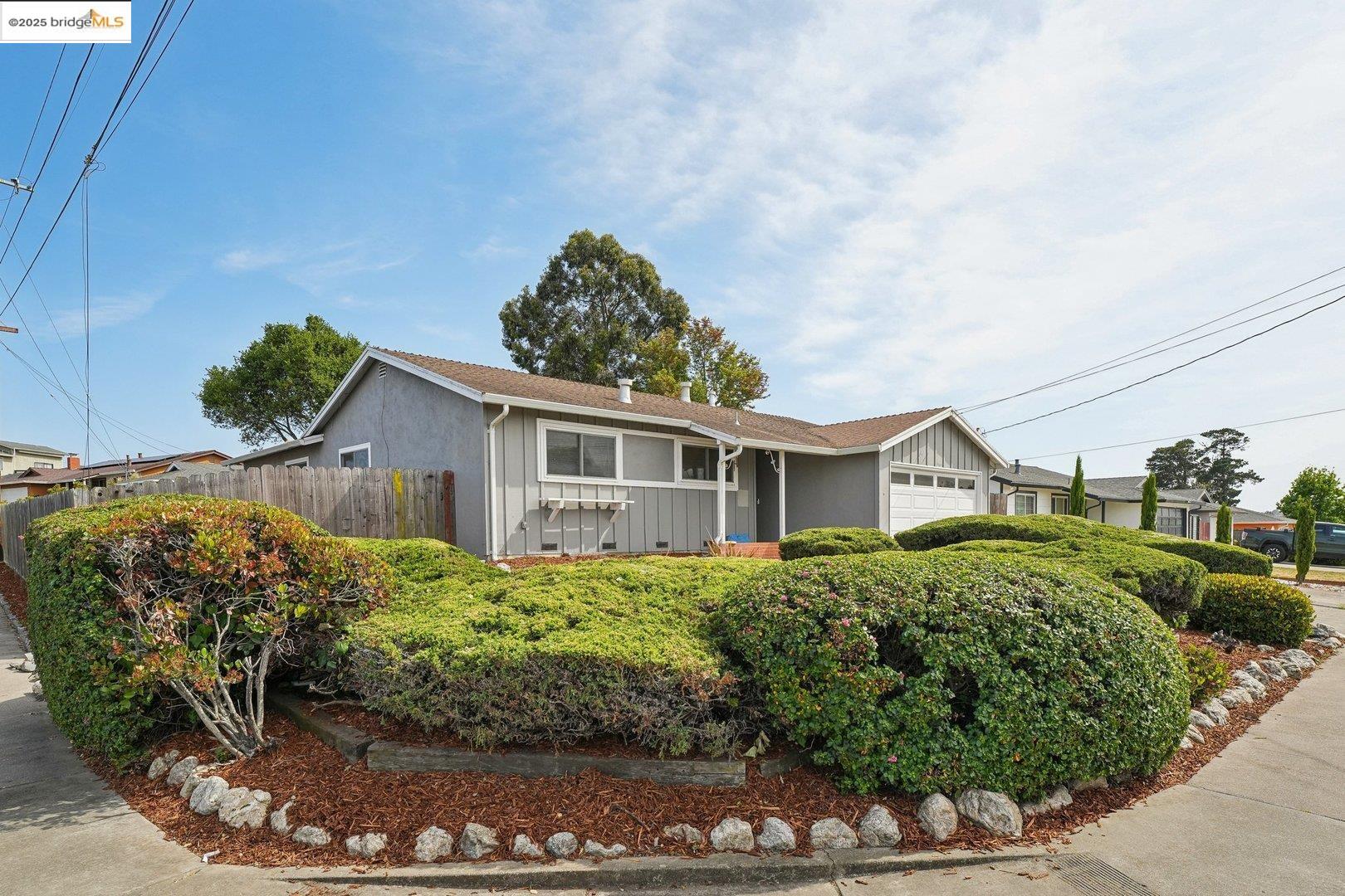 Detail Gallery Image 2 of 24 For 2092 Cypress Ave, San Pablo,  CA 94806 - 4 Beds | 2 Baths