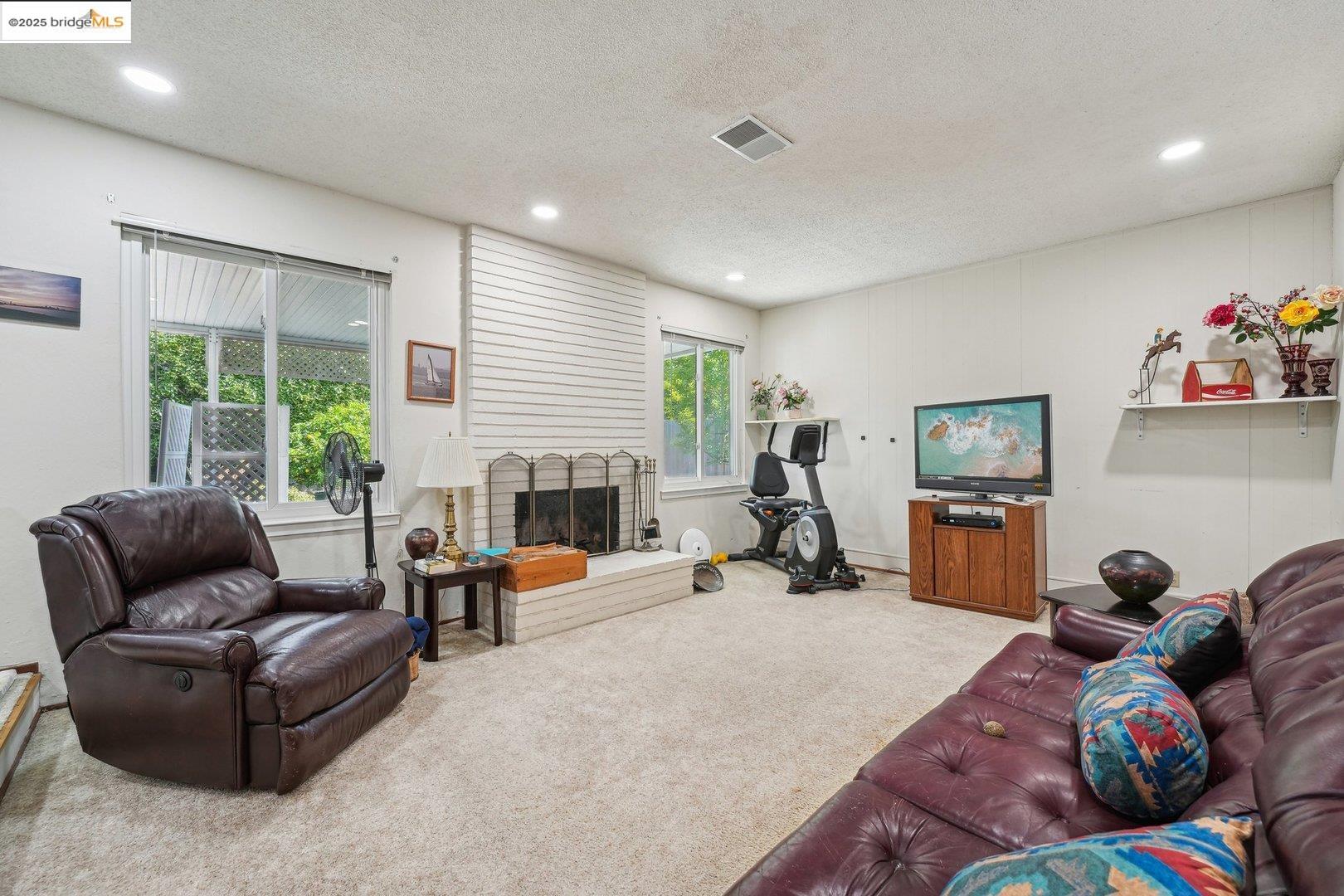 Detail Gallery Image 6 of 24 For 2092 Cypress Ave, San Pablo,  CA 94806 - 4 Beds | 2 Baths