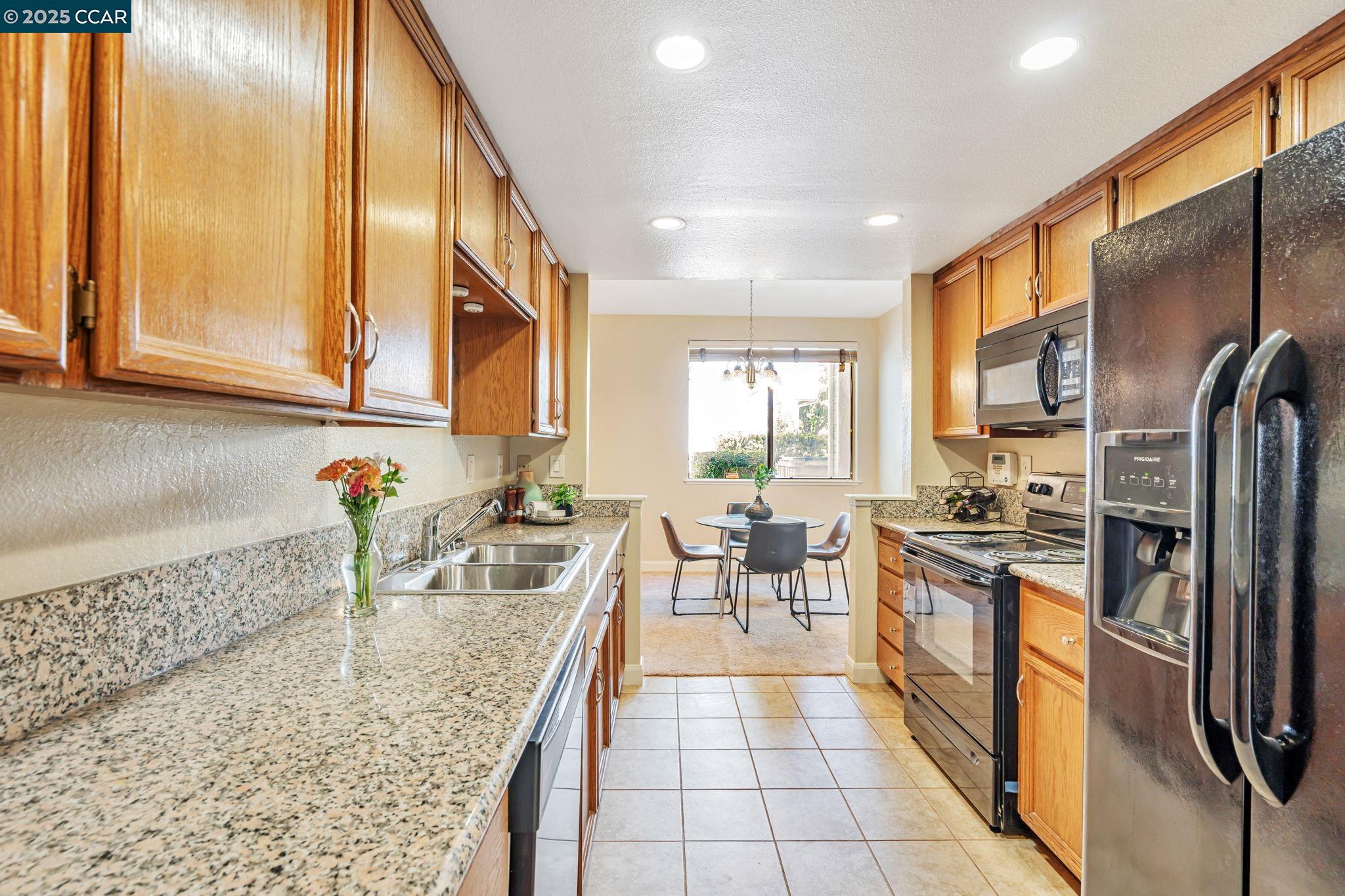 Detail Gallery Image 13 of 45 For 3616 Stoneglen S, Richmond,  CA 94806-5260 - 2 Beds | 2 Baths