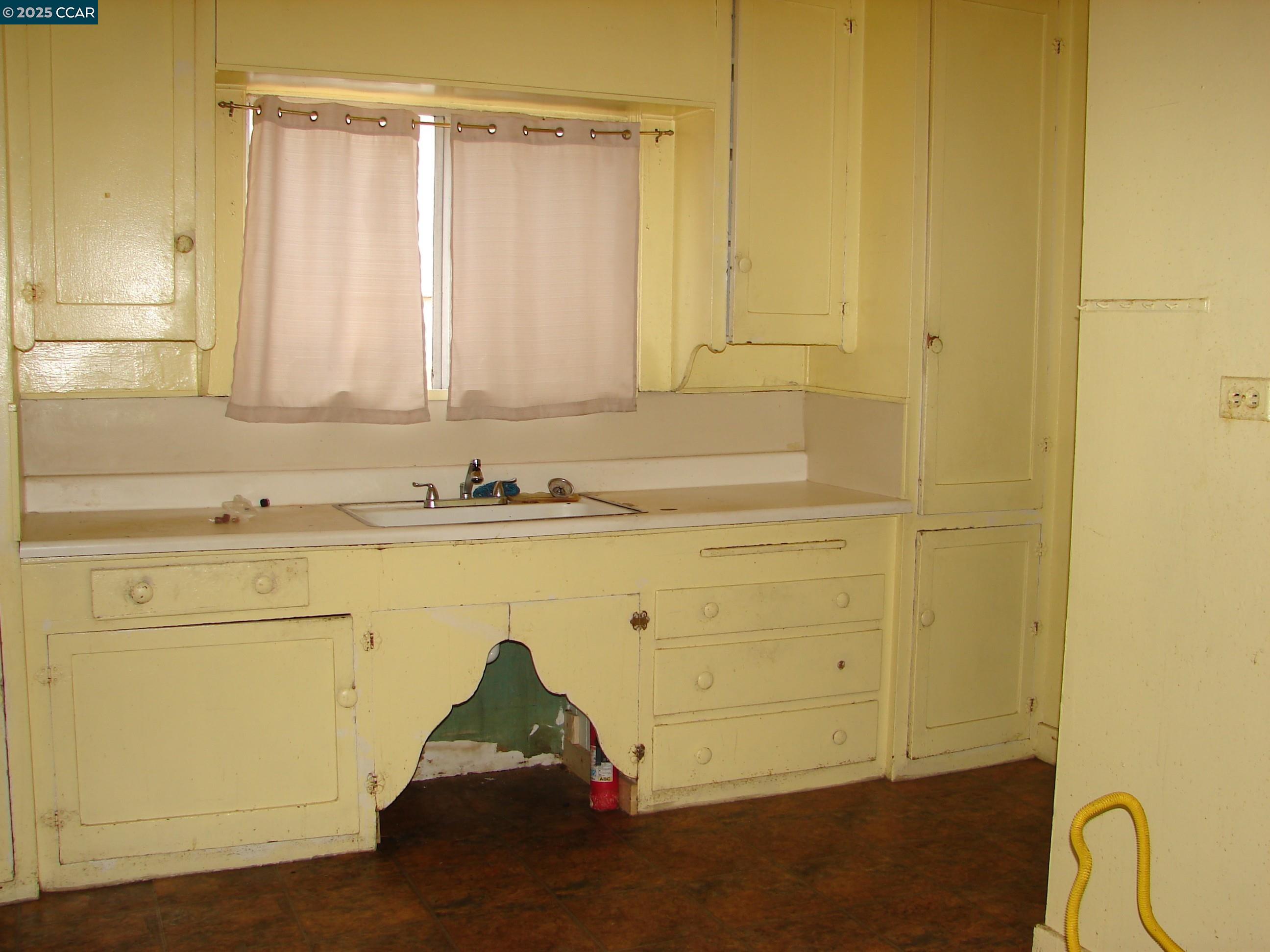 Detail Gallery Image 4 of 10 For 2427 67th Ave, Oakland,  CA 94605 - 2 Beds | 1 Baths