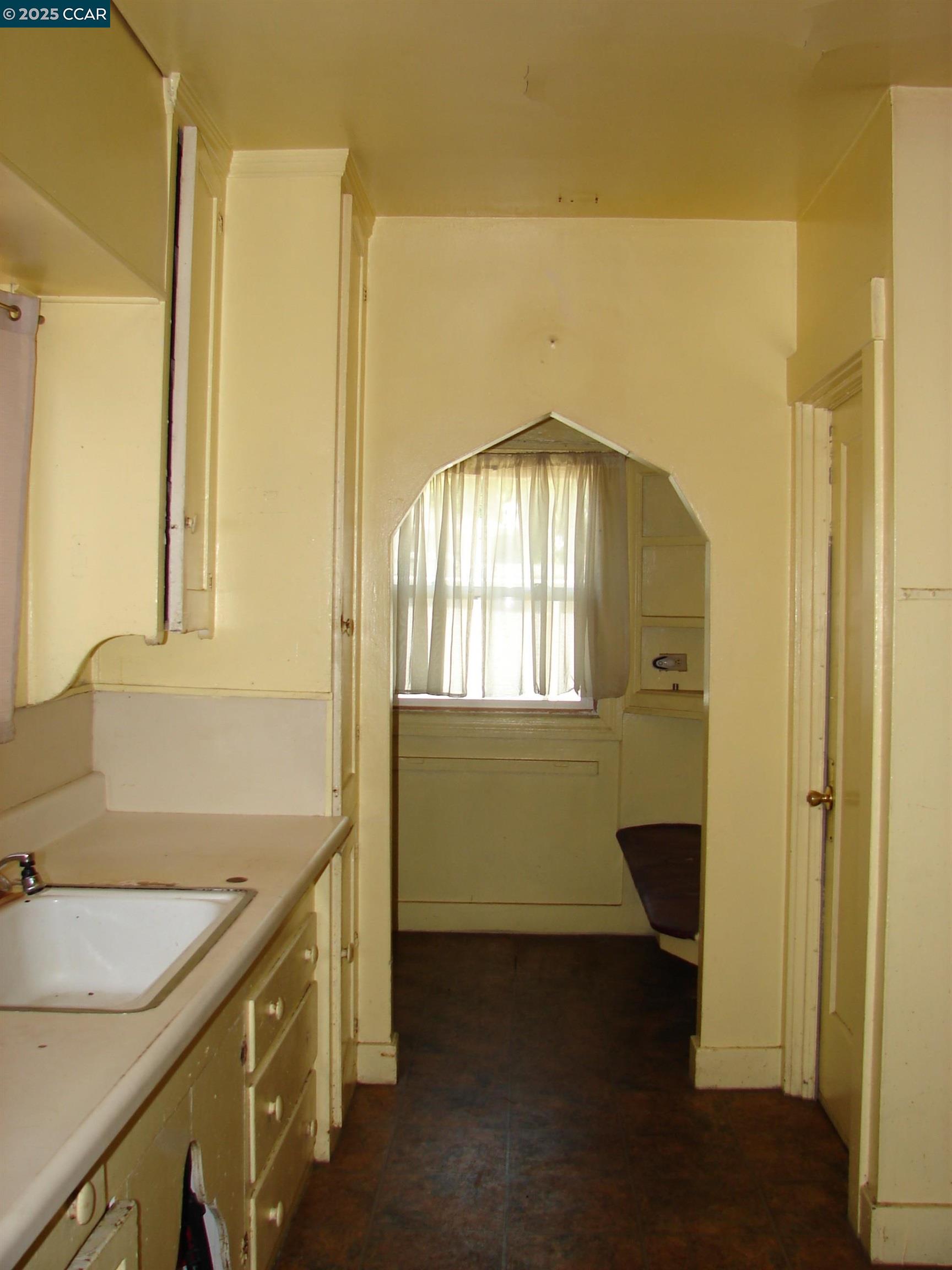 Detail Gallery Image 5 of 10 For 2427 67th Ave, Oakland,  CA 94605 - 2 Beds | 1 Baths