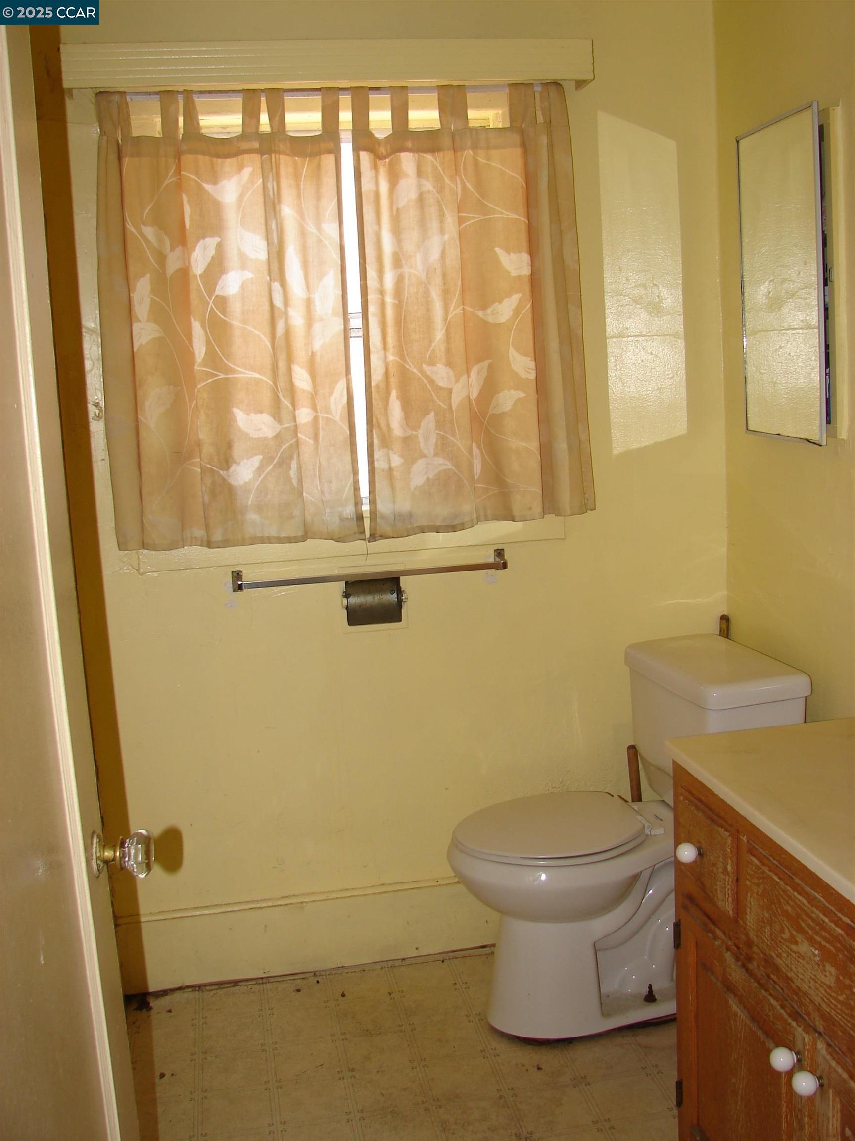 Detail Gallery Image 6 of 10 For 2427 67th Ave, Oakland,  CA 94605 - 2 Beds | 1 Baths