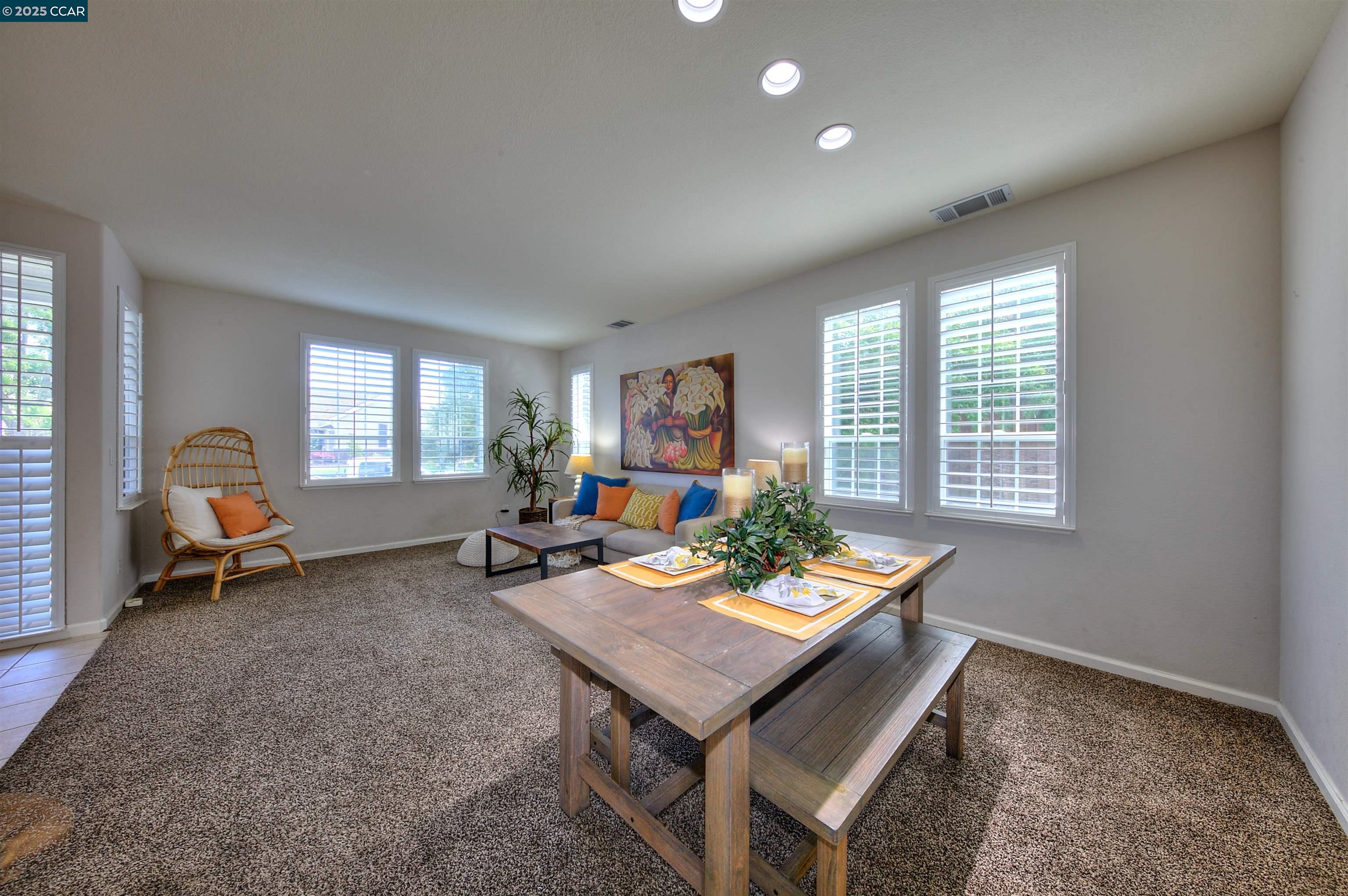 Detail Gallery Image 6 of 59 For 2927 Carlingford Ln, Vallejo,  CA 94591 - 4 Beds | 2/1 Baths