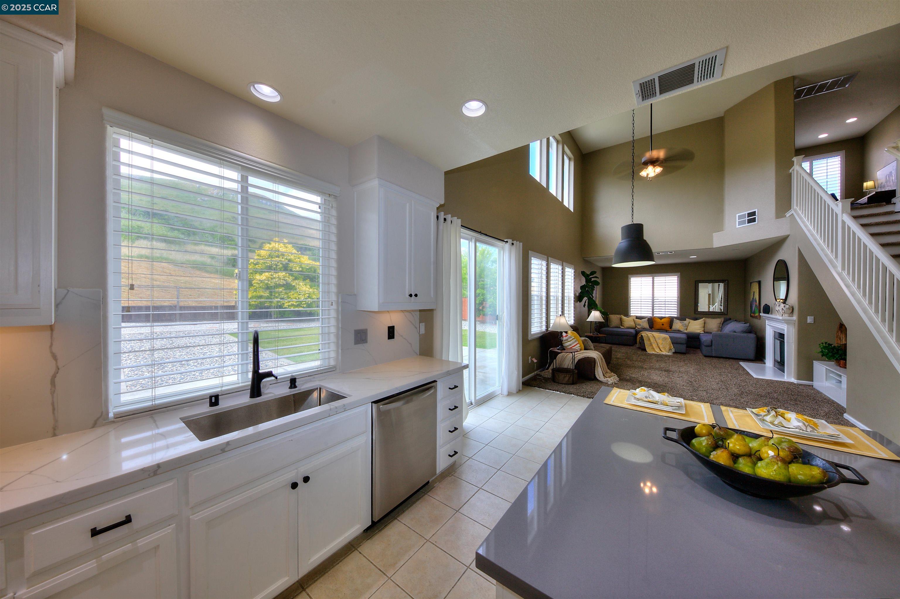 Detail Gallery Image 9 of 59 For 2927 Carlingford Ln, Vallejo,  CA 94591 - 4 Beds | 2/1 Baths