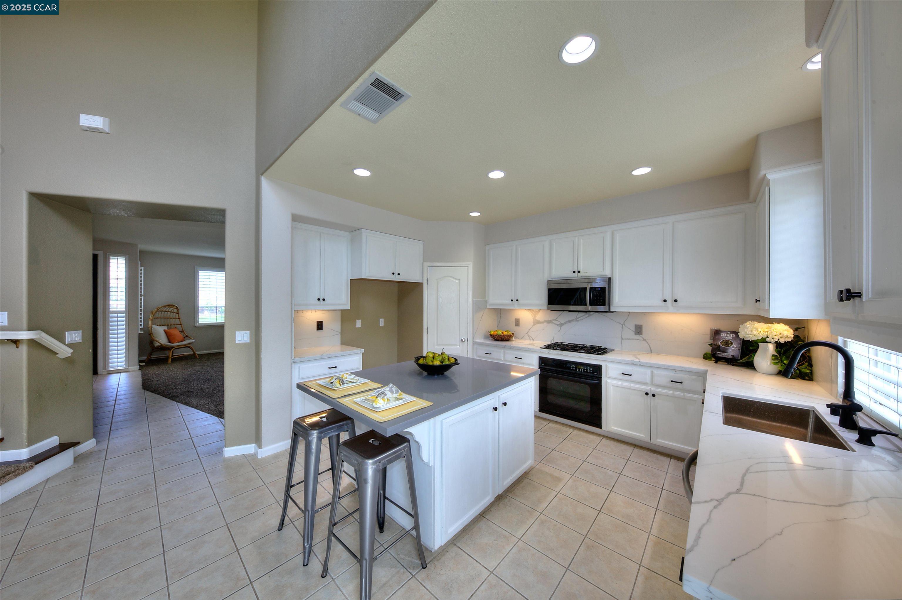 Detail Gallery Image 10 of 59 For 2927 Carlingford Ln, Vallejo,  CA 94591 - 4 Beds | 2/1 Baths