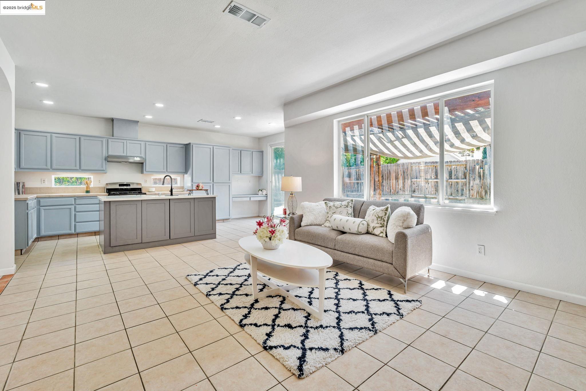 Detail Gallery Image 11 of 50 For 1261 King Loop, Tracy,  CA 95377 - 5 Beds | 3 Baths