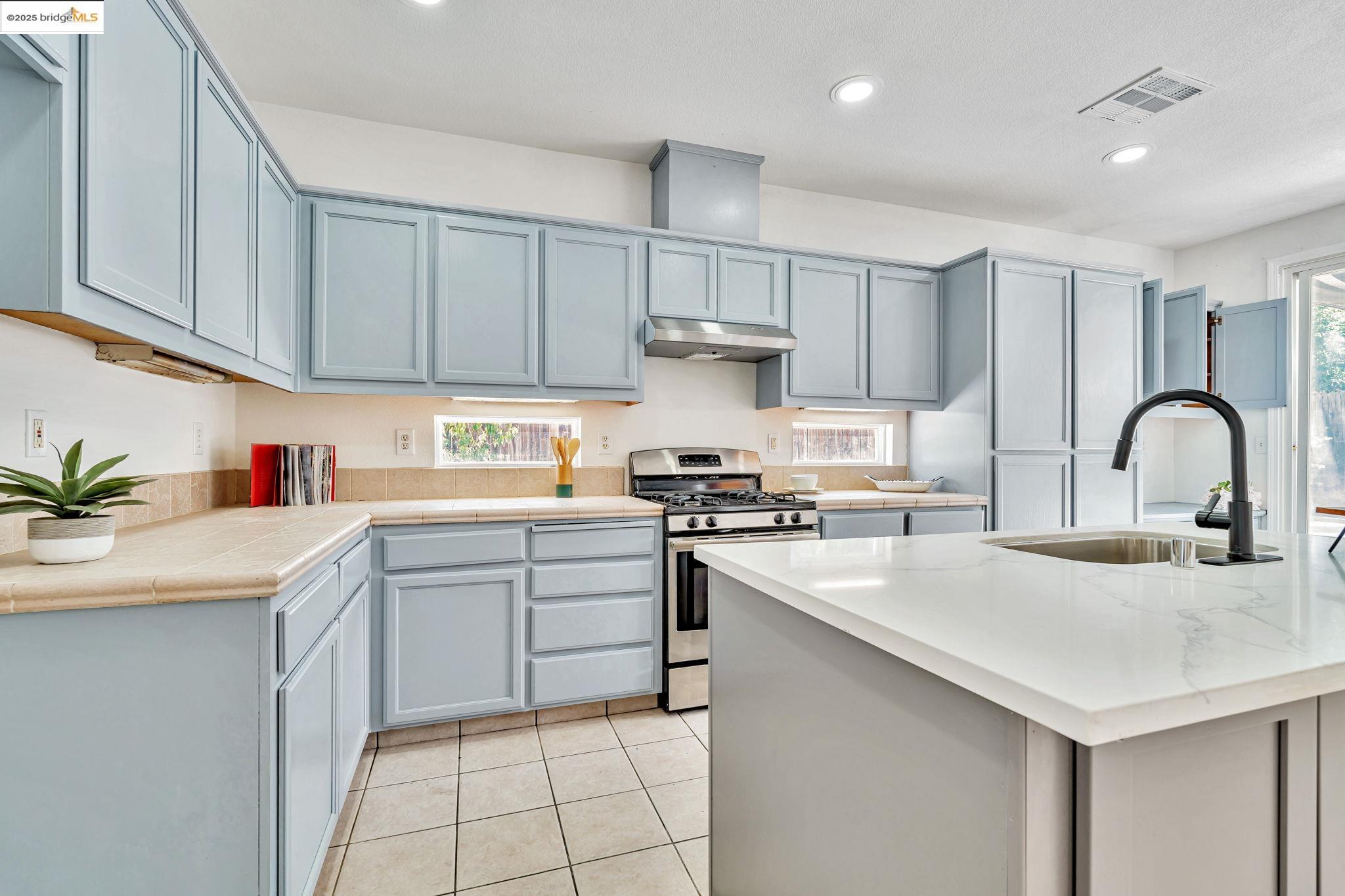 Detail Gallery Image 12 of 50 For 1261 King Loop, Tracy,  CA 95377 - 5 Beds | 3 Baths