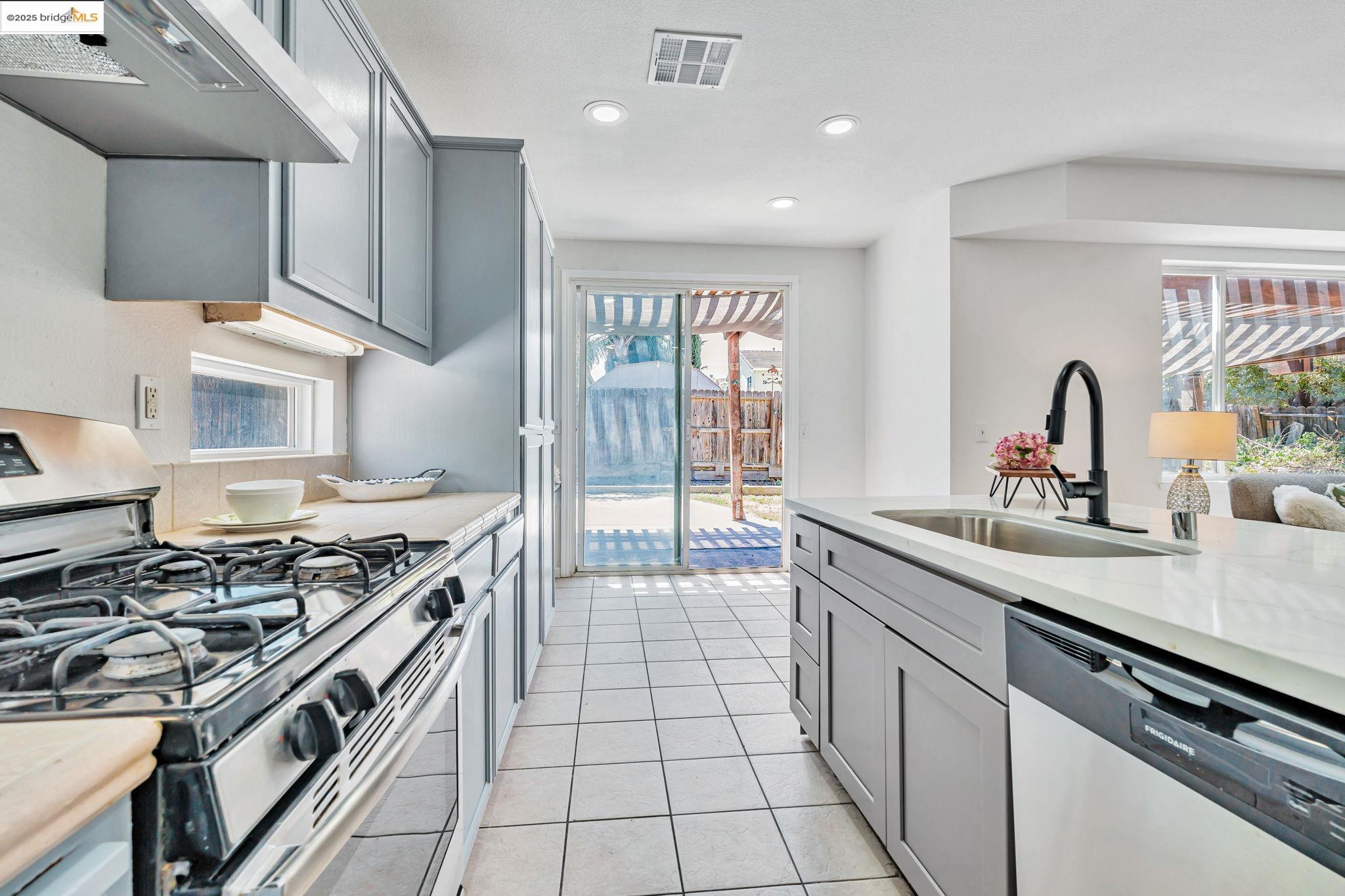 Detail Gallery Image 15 of 50 For 1261 King Loop, Tracy,  CA 95377 - 5 Beds | 3 Baths