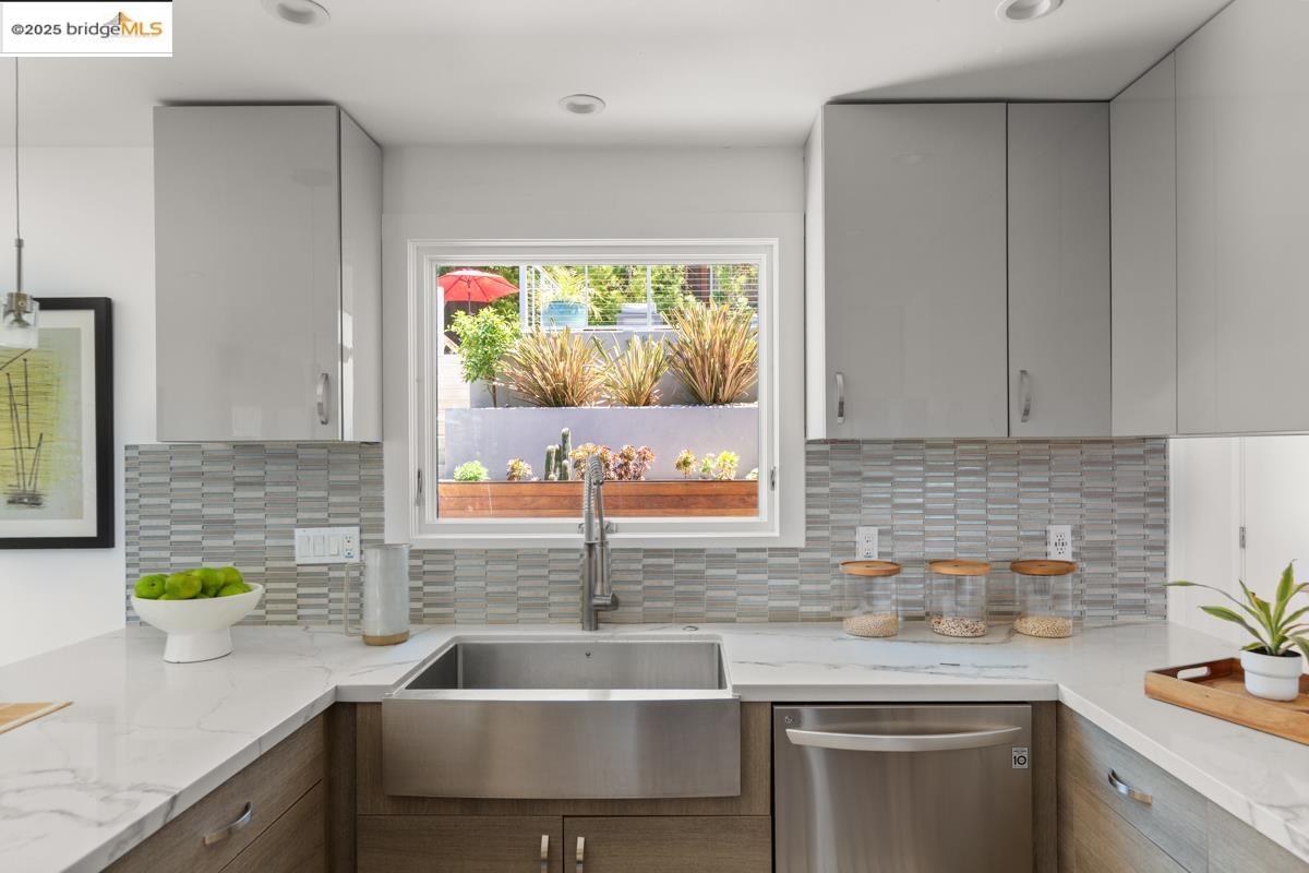 Detail Gallery Image 22 of 60 For 1449 Grizzly Peak Blvd, Berkeley,  CA 94708 - 5 Beds | 4 Baths
