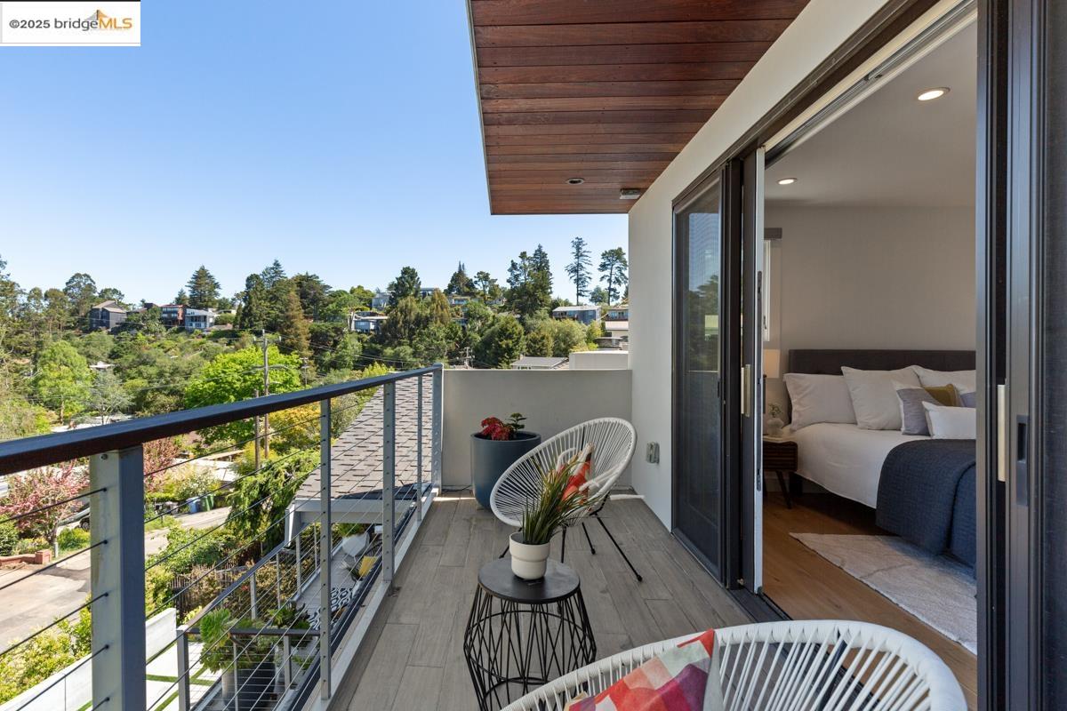 Detail Gallery Image 26 of 60 For 1449 Grizzly Peak Blvd, Berkeley,  CA 94708 - 5 Beds | 4 Baths