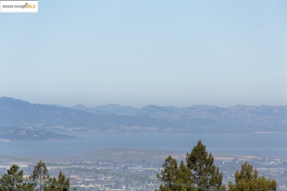 Detail Gallery Image 29 of 60 For 1449 Grizzly Peak Blvd, Berkeley,  CA 94708 - 5 Beds | 4 Baths
