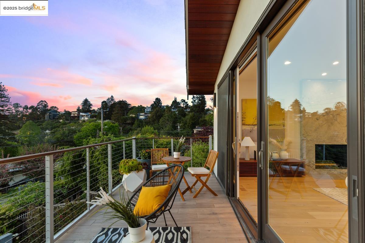 Detail Gallery Image 8 of 60 For 1449 Grizzly Peak Blvd, Berkeley,  CA 94708 - 5 Beds | 4 Baths
