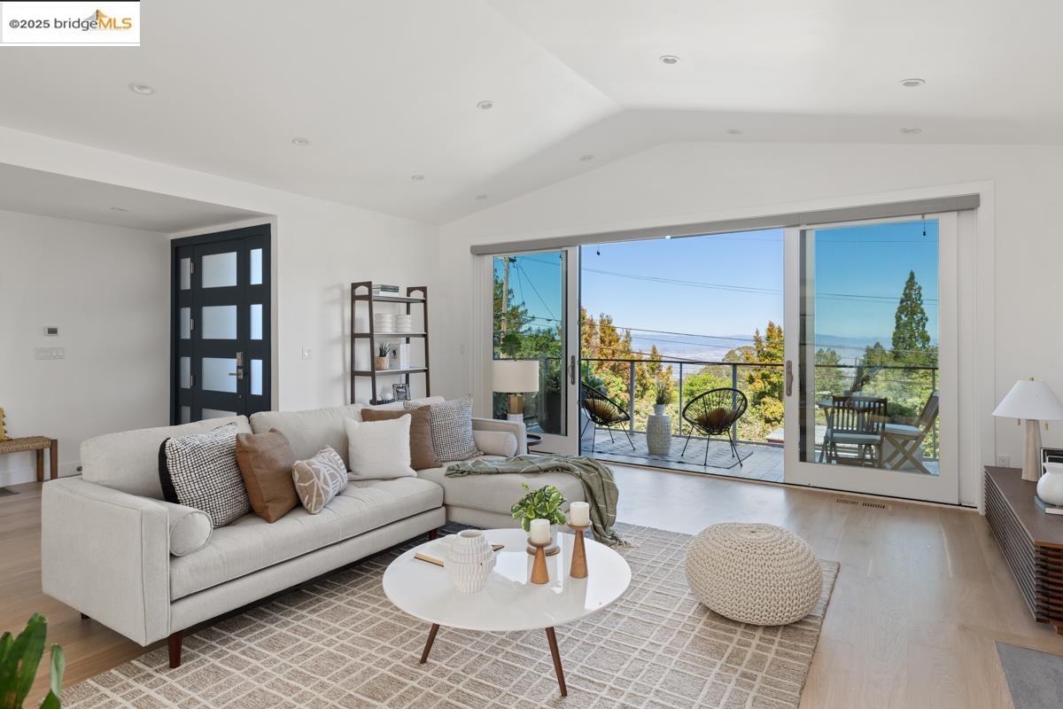 Detail Gallery Image 10 of 60 For 1449 Grizzly Peak Blvd, Berkeley,  CA 94708 - 5 Beds | 4 Baths