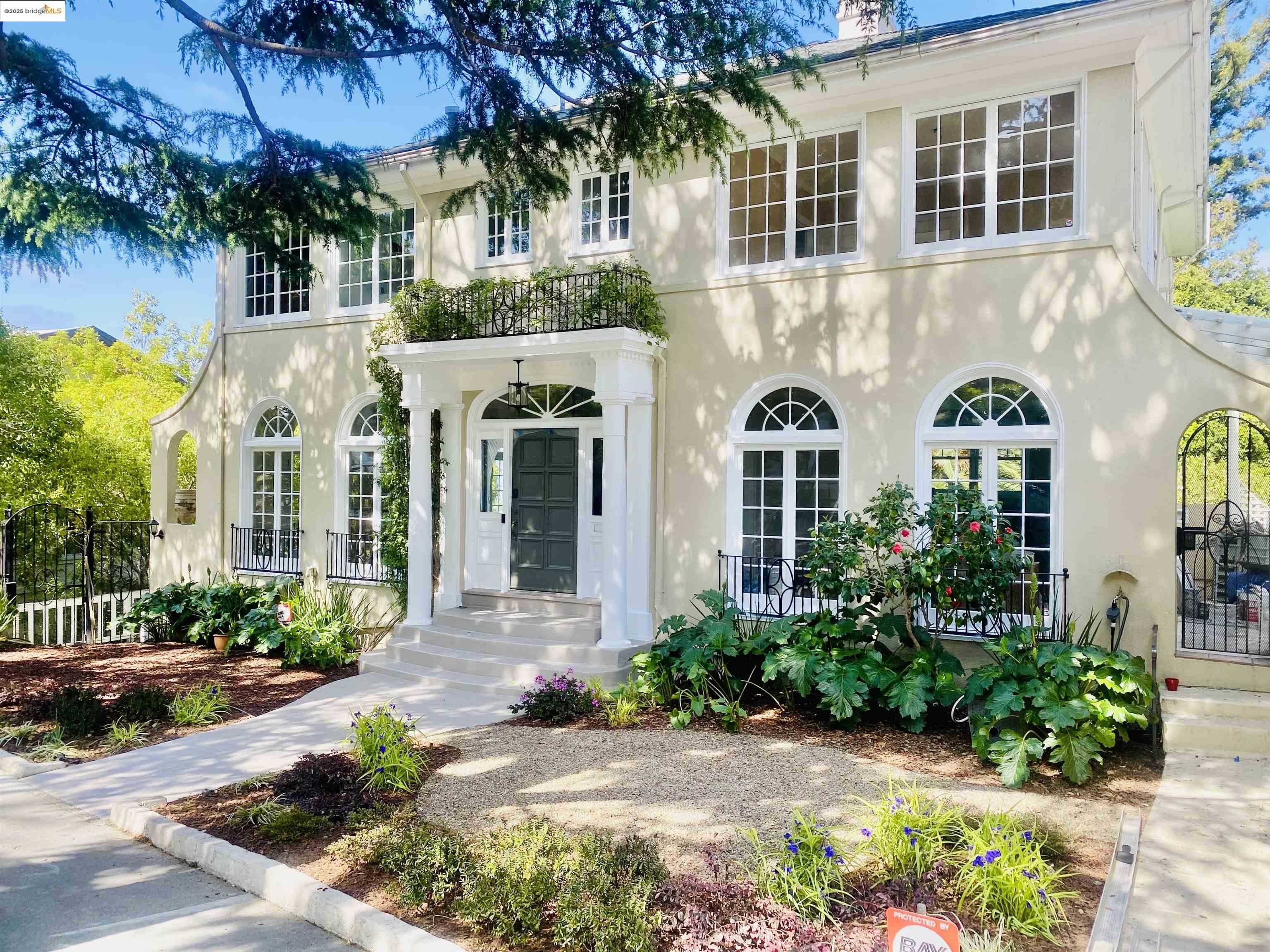 Detail Gallery Image 2 of 49 For 6051 Margarido Dr, Oakland,  CA 94618 - 5 Beds | 5/1 Baths