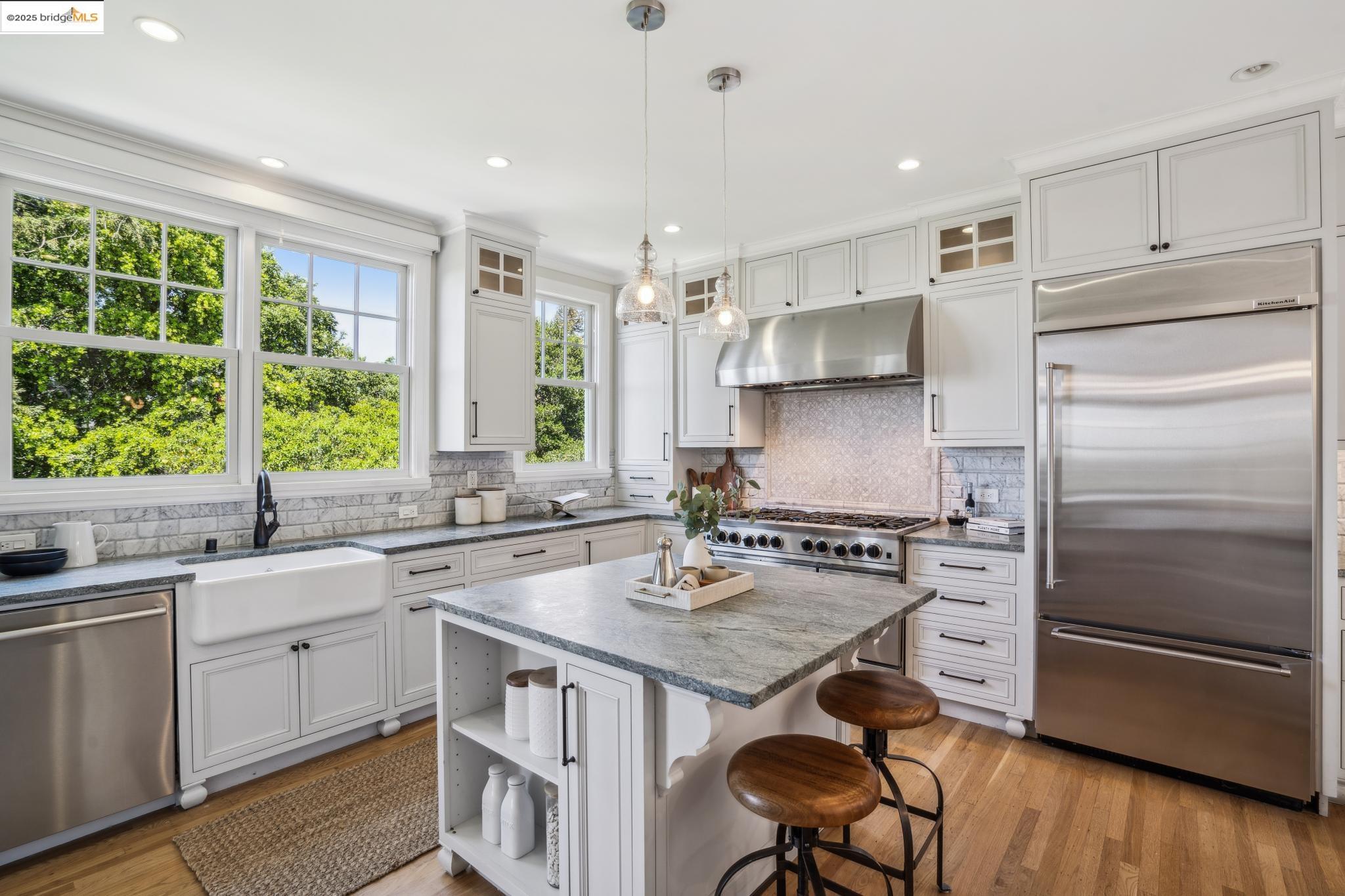 Detail Gallery Image 12 of 49 For 6051 Margarido Dr, Oakland,  CA 94618 - 5 Beds | 5/1 Baths
