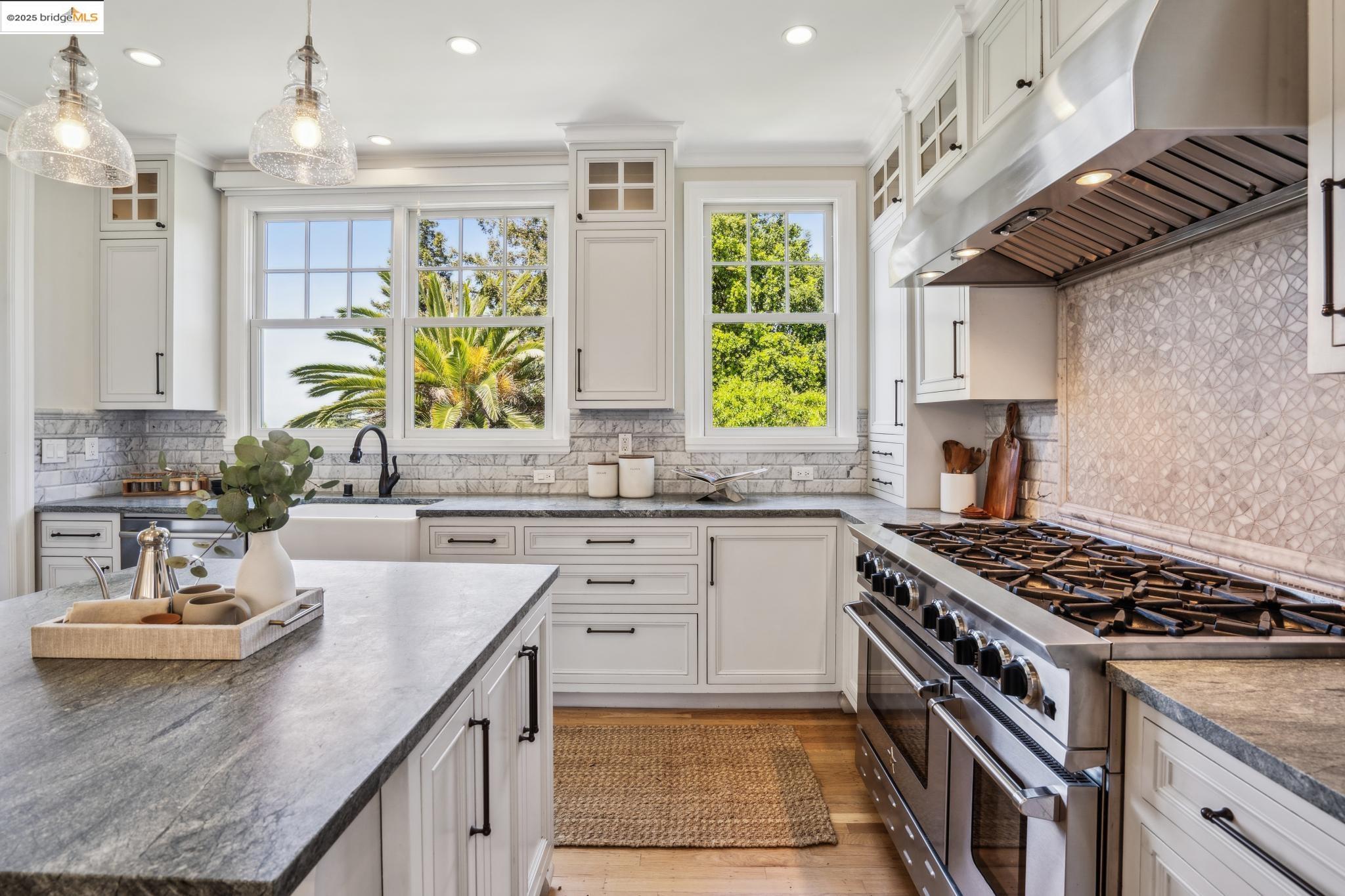 Detail Gallery Image 13 of 49 For 6051 Margarido Dr, Oakland,  CA 94618 - 5 Beds | 5/1 Baths