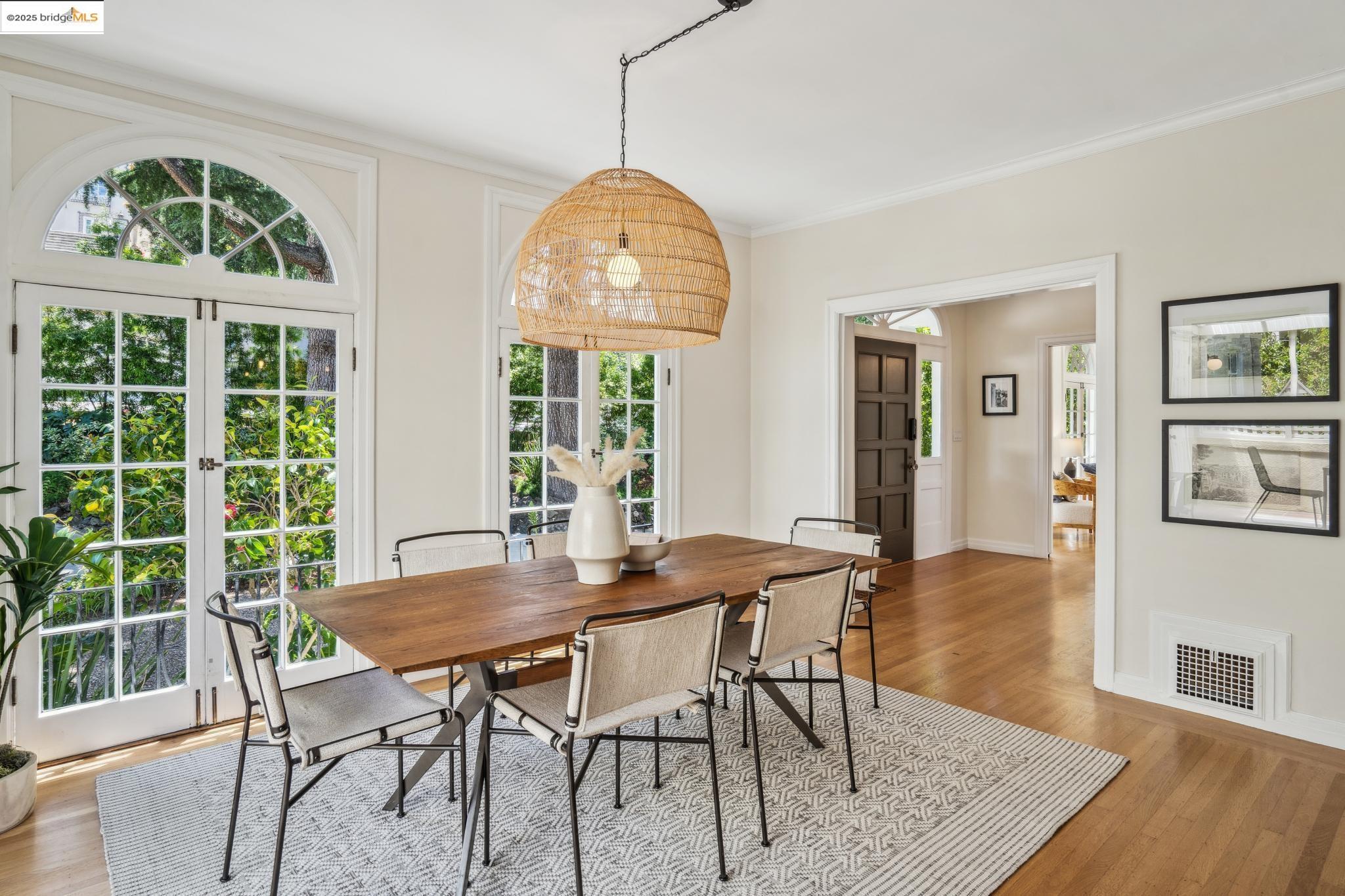 Detail Gallery Image 14 of 49 For 6051 Margarido Dr, Oakland,  CA 94618 - 5 Beds | 5/1 Baths