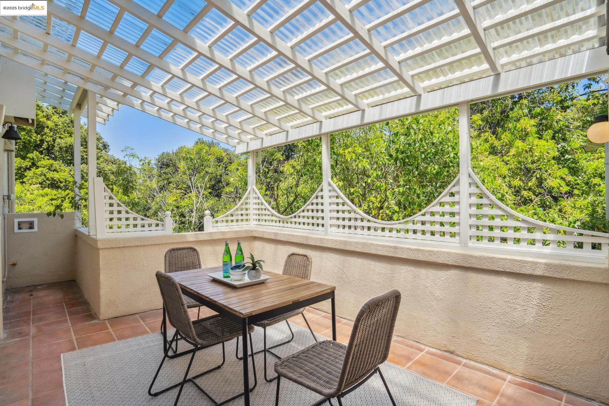 Detail Gallery Image 14 of 59 For 6051 Margarido Dr, Oakland,  CA 94618 - 5 Beds | 5/1 Baths
