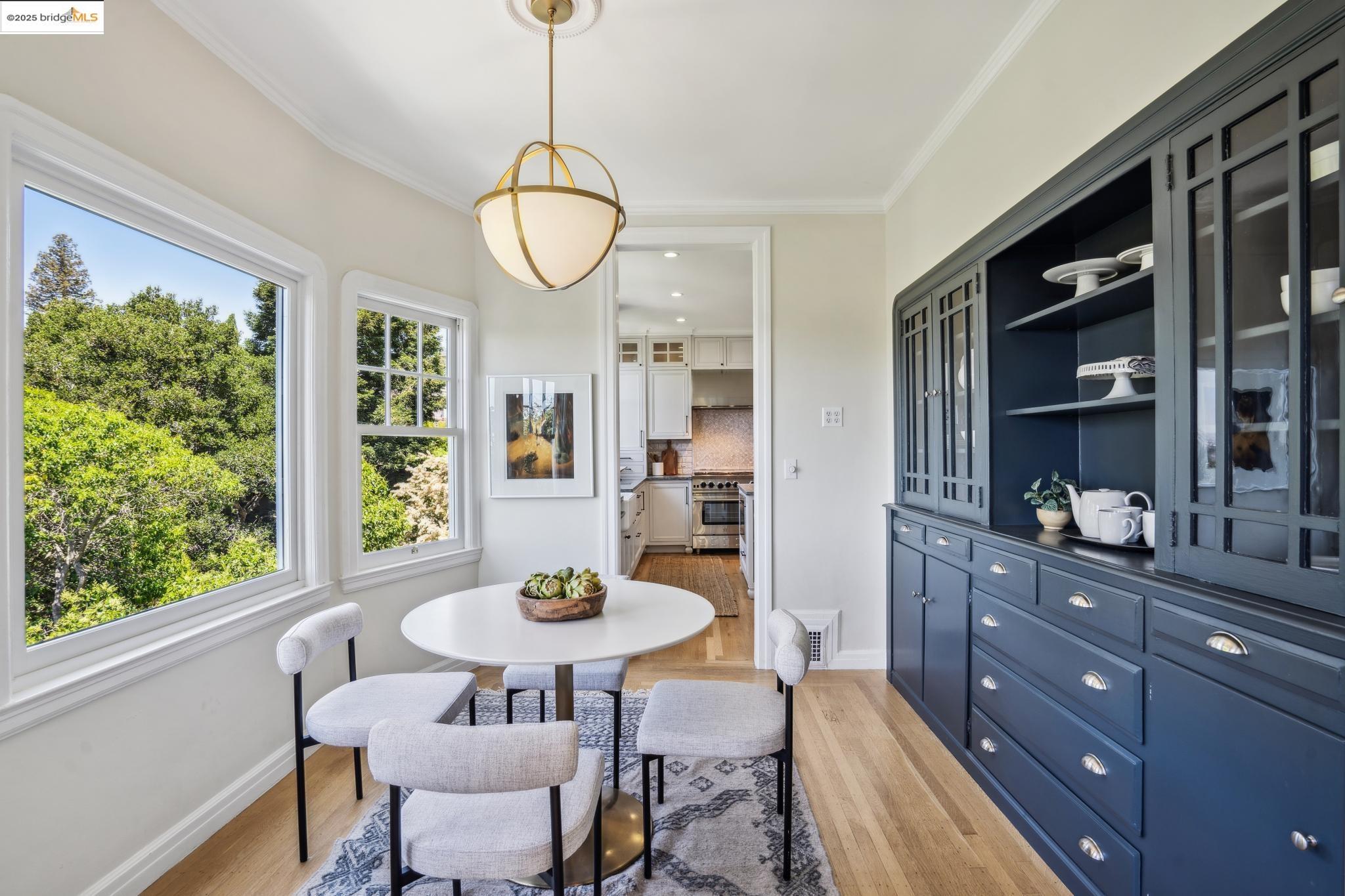 Detail Gallery Image 16 of 49 For 6051 Margarido Dr, Oakland,  CA 94618 - 5 Beds | 5/1 Baths