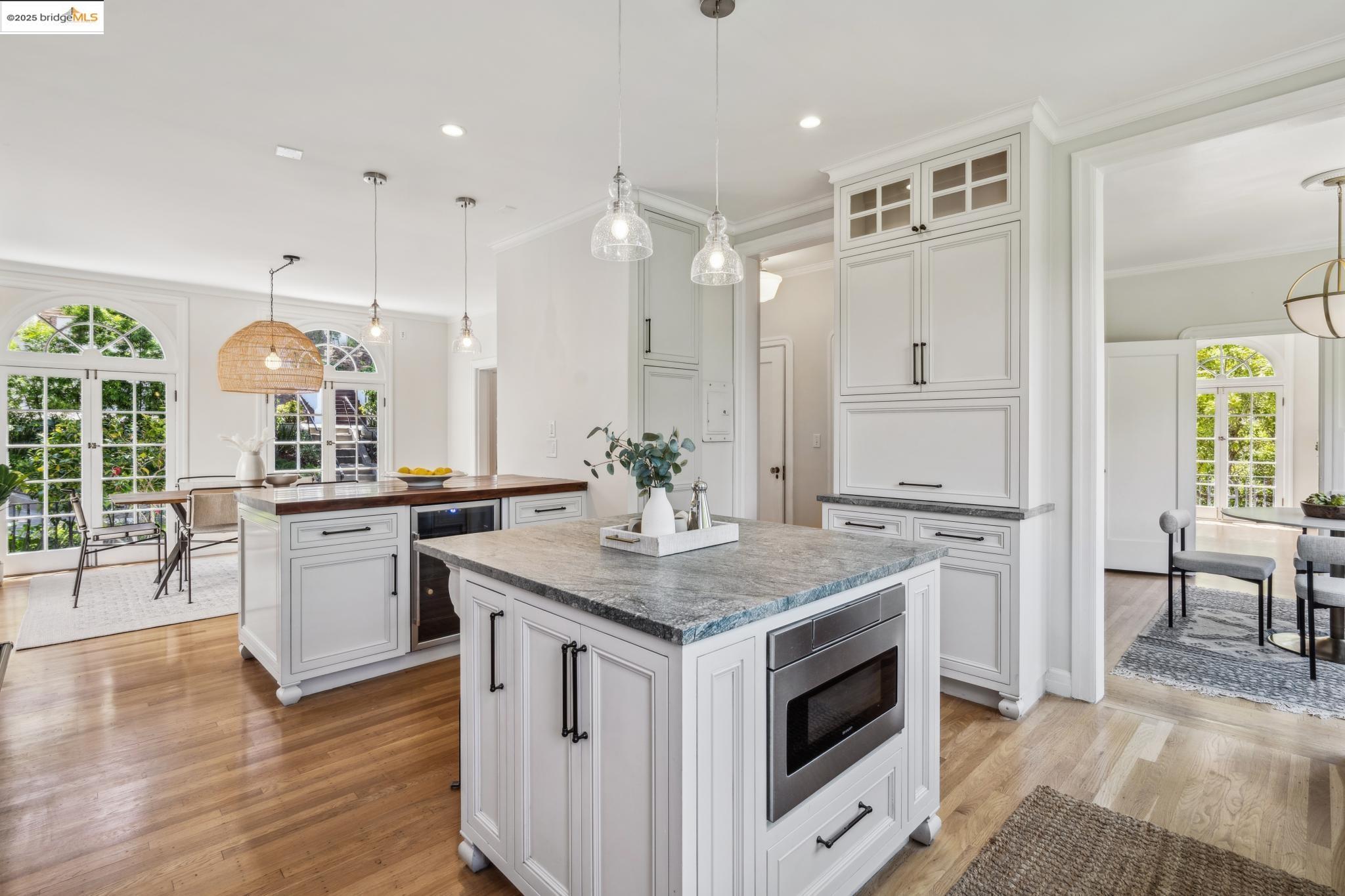 Detail Gallery Image 17 of 59 For 6051 Margarido Dr, Oakland,  CA 94618 - 5 Beds | 5/1 Baths