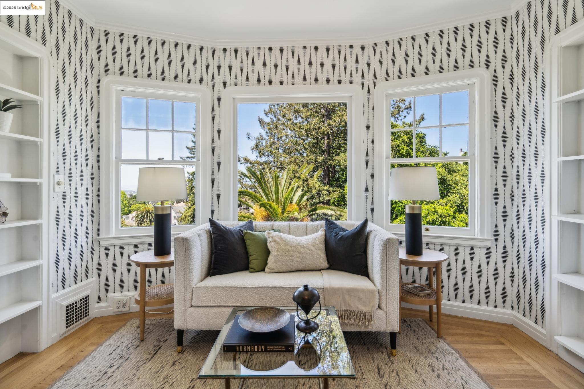 Detail Gallery Image 18 of 49 For 6051 Margarido Dr, Oakland,  CA 94618 - 5 Beds | 5/1 Baths