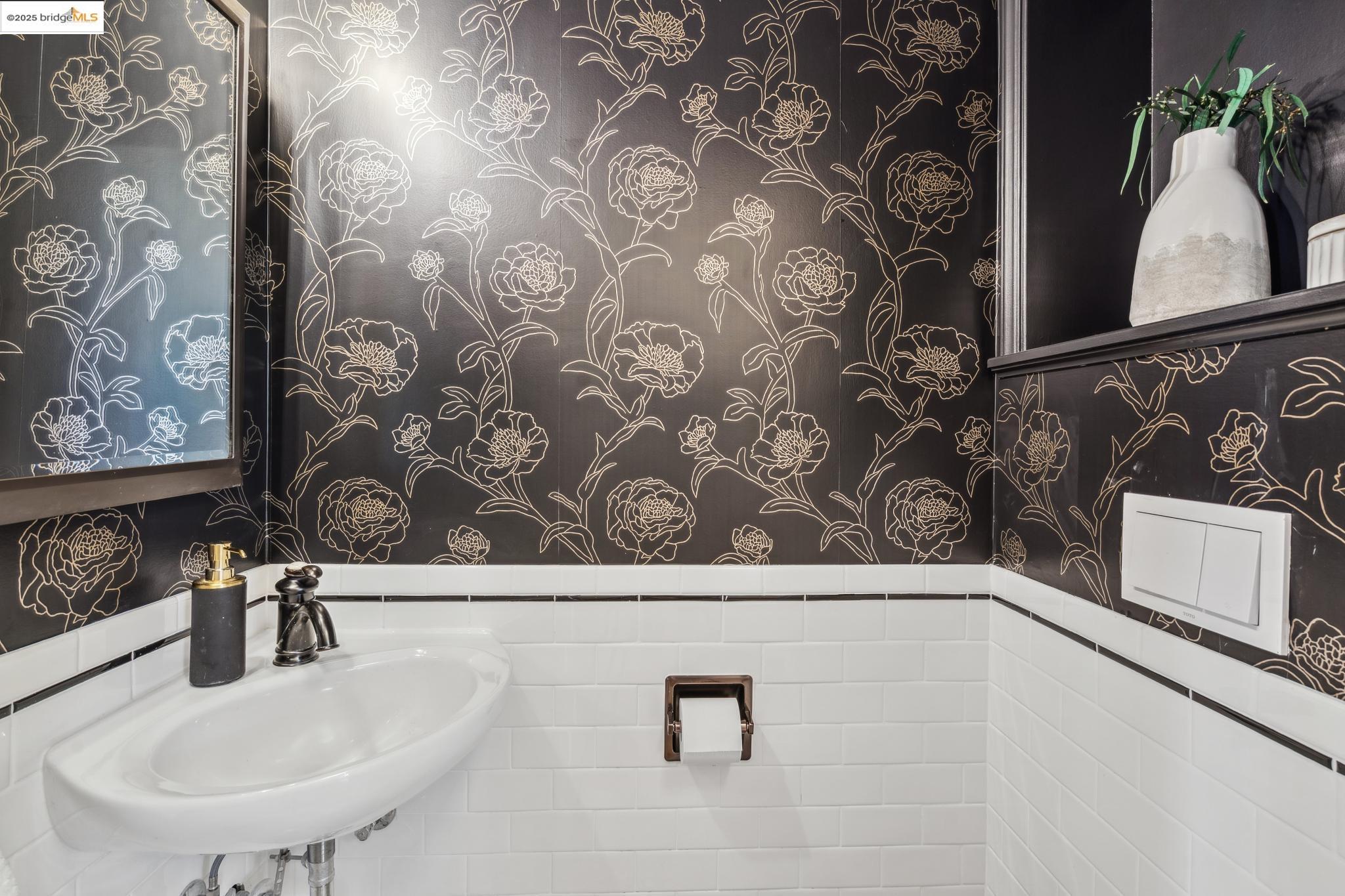 Detail Gallery Image 20 of 59 For 6051 Margarido Dr, Oakland,  CA 94618 - 5 Beds | 5/1 Baths