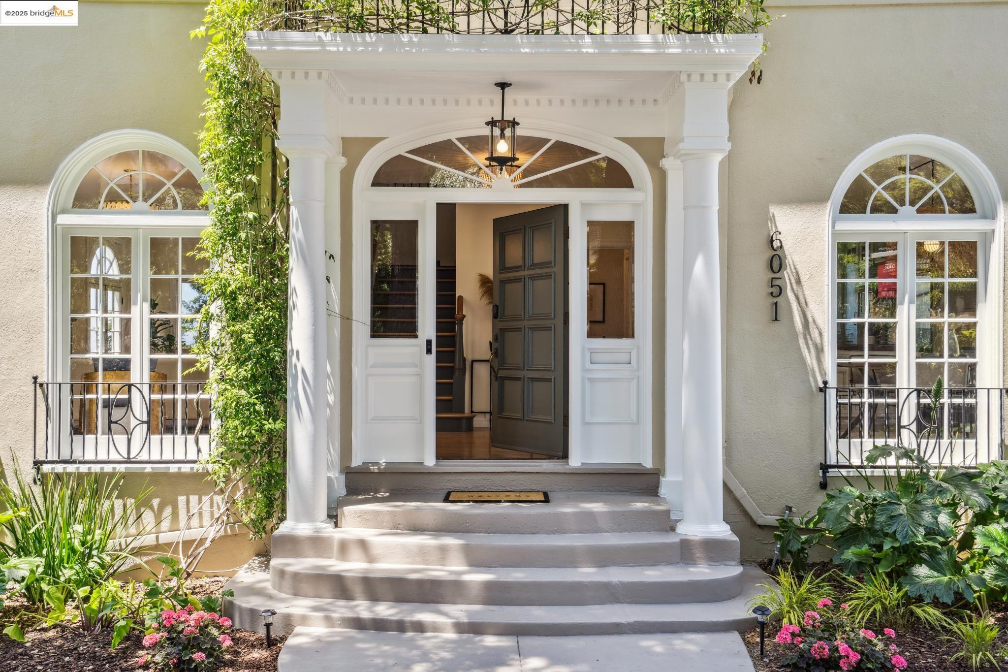 Detail Gallery Image 3 of 49 For 6051 Margarido Dr, Oakland,  CA 94618 - 5 Beds | 5/1 Baths