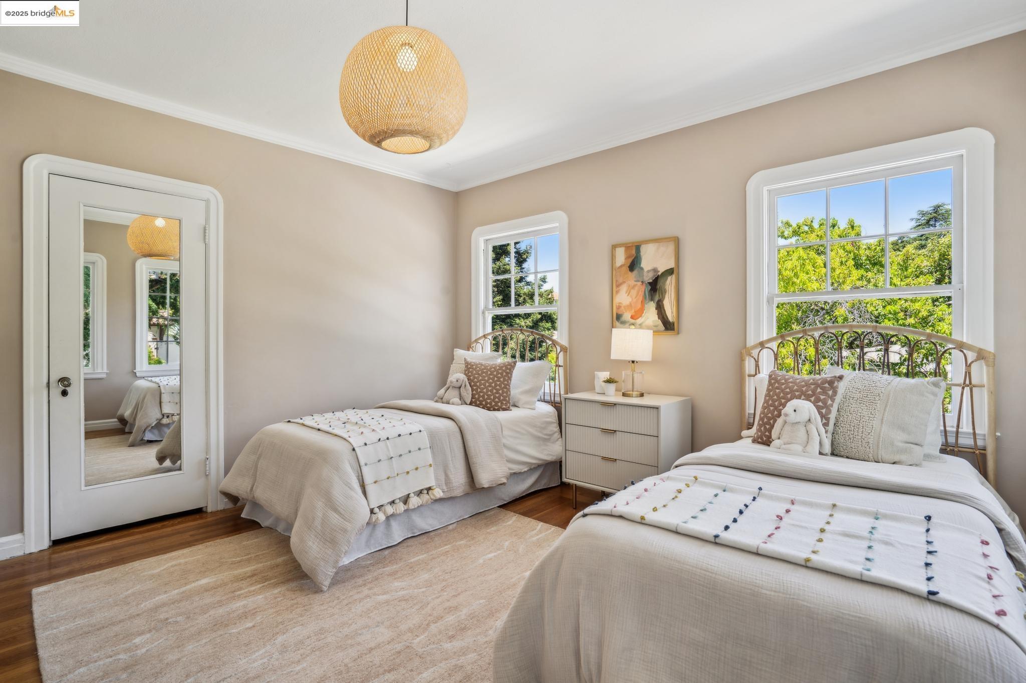 Detail Gallery Image 25 of 49 For 6051 Margarido Dr, Oakland,  CA 94618 - 5 Beds | 5/1 Baths