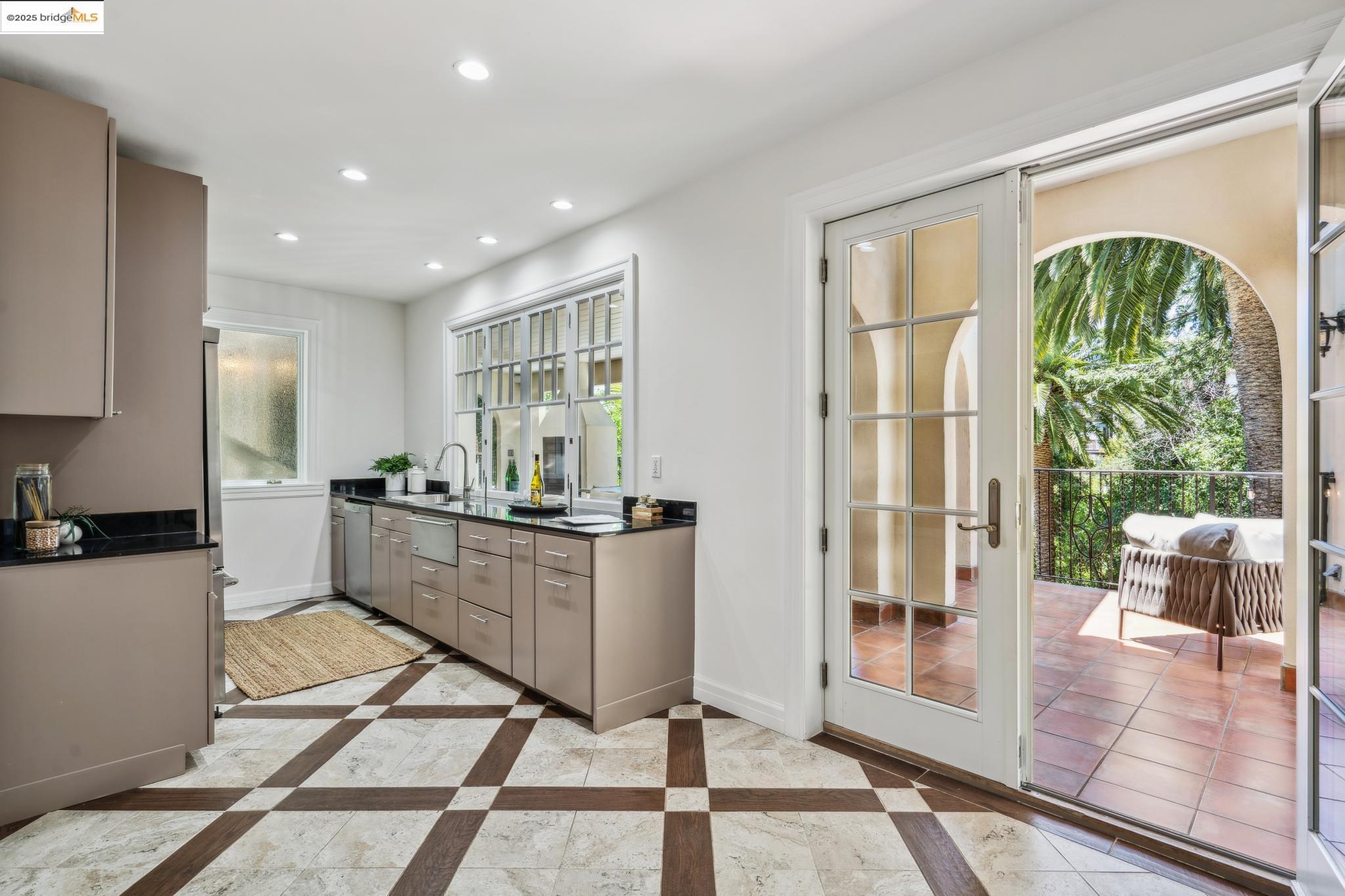 Detail Gallery Image 30 of 49 For 6051 Margarido Dr, Oakland,  CA 94618 - 5 Beds | 5/1 Baths