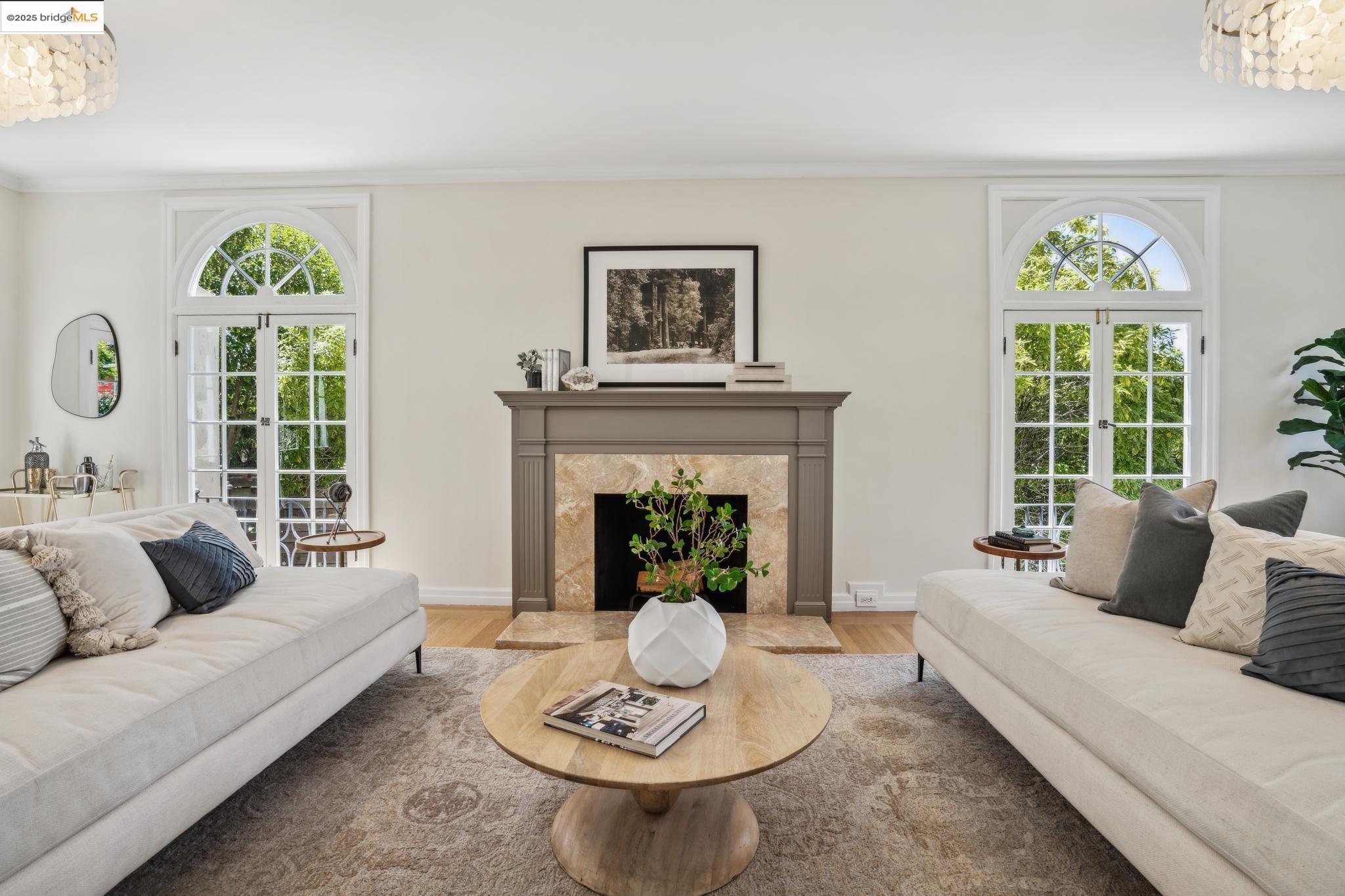 Detail Gallery Image 4 of 49 For 6051 Margarido Dr, Oakland,  CA 94618 - 5 Beds | 5/1 Baths