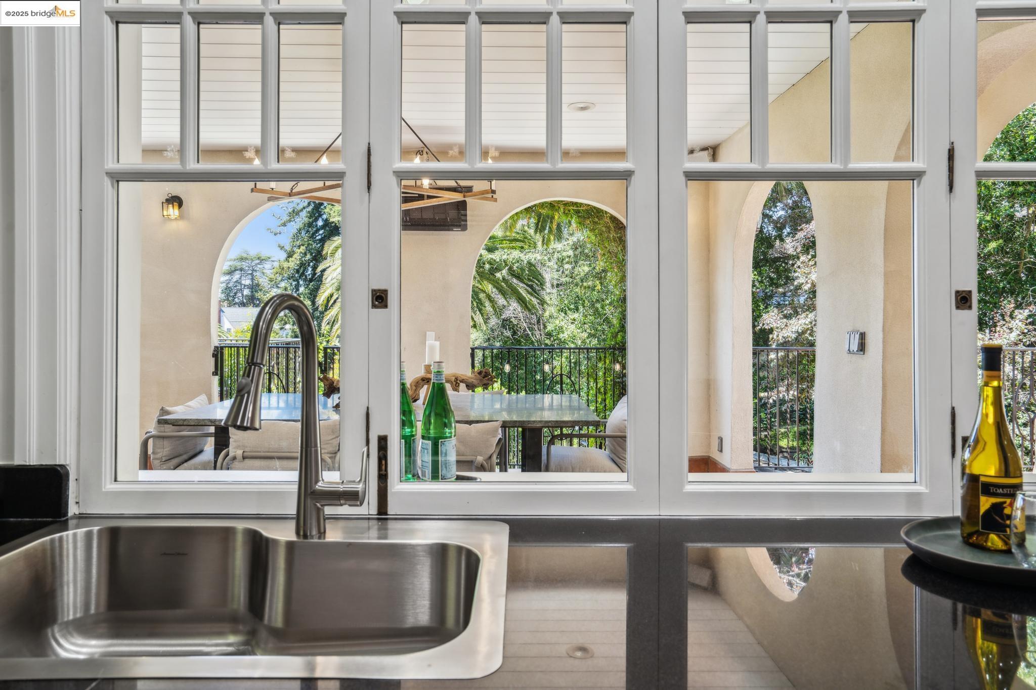 Detail Gallery Image 31 of 49 For 6051 Margarido Dr, Oakland,  CA 94618 - 5 Beds | 5/1 Baths