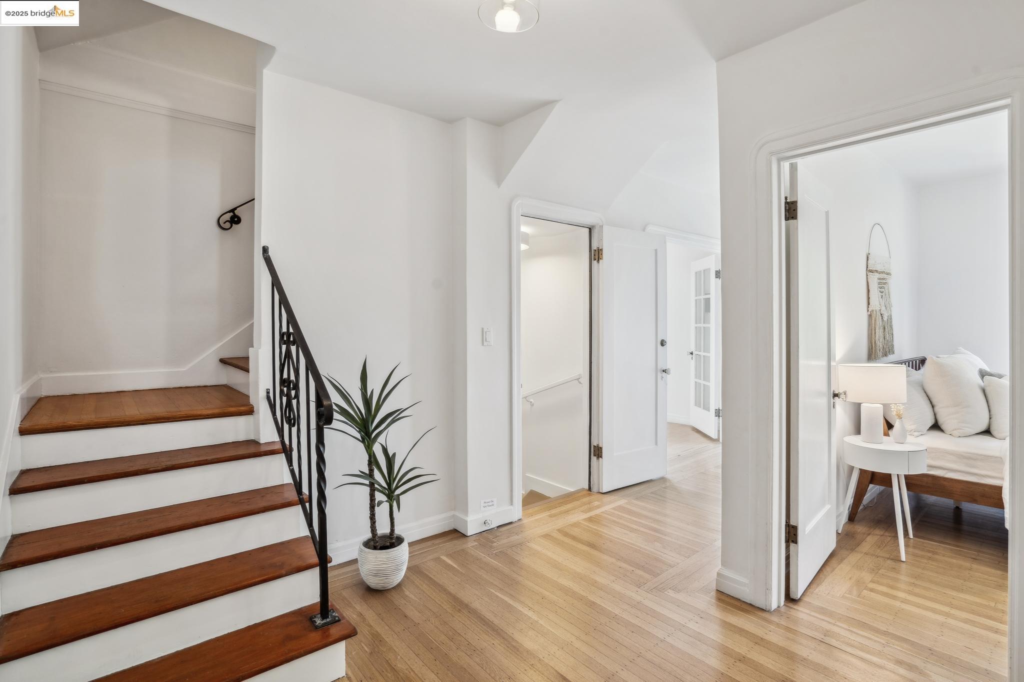 Detail Gallery Image 31 of 59 For 6051 Margarido Dr, Oakland,  CA 94618 - 5 Beds | 5/1 Baths