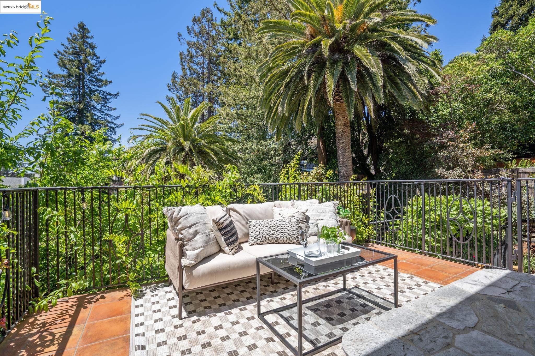 Detail Gallery Image 35 of 49 For 6051 Margarido Dr, Oakland,  CA 94618 - 5 Beds | 5/1 Baths